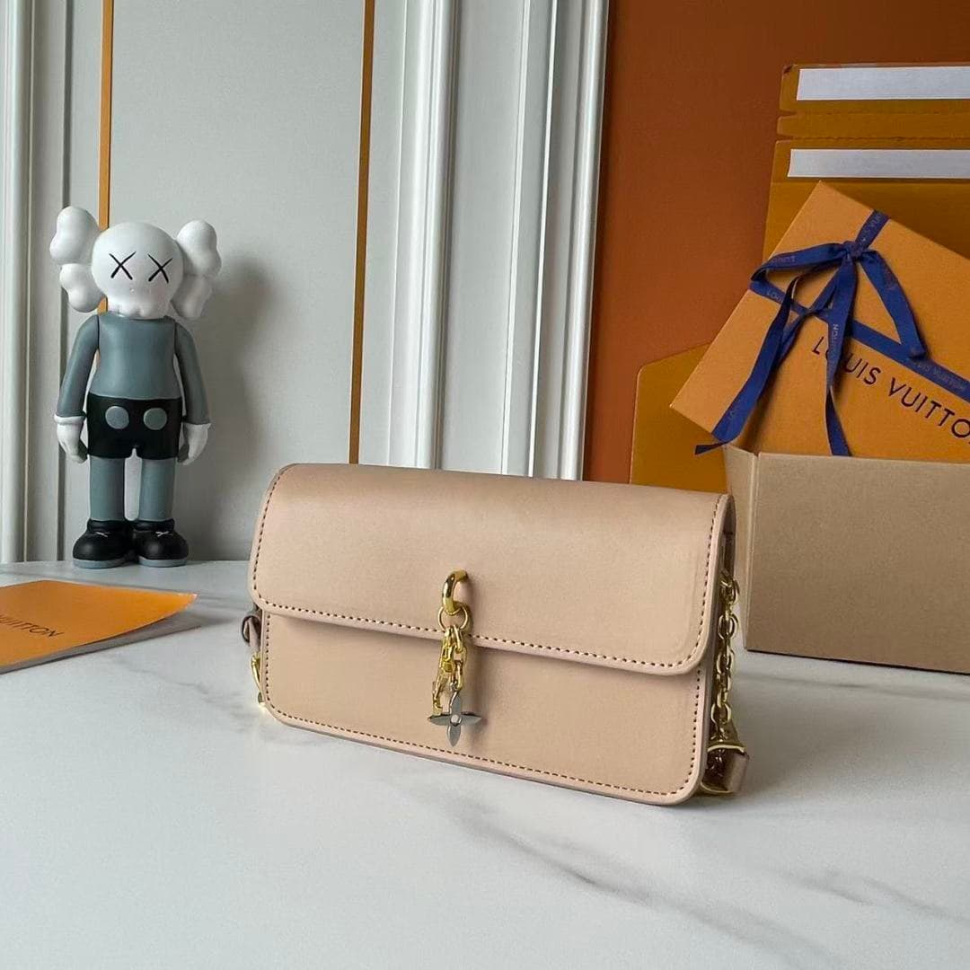 C5245 Upgraded Model   M14564 M14547 M14581 M14548 This Wallet On Chain handbag is part of the LV Bloom series, featuring a stylish and functional design made from cowhide leather. It is adorned with the brand’s classic Monogram pattern. The ample space a — image 3