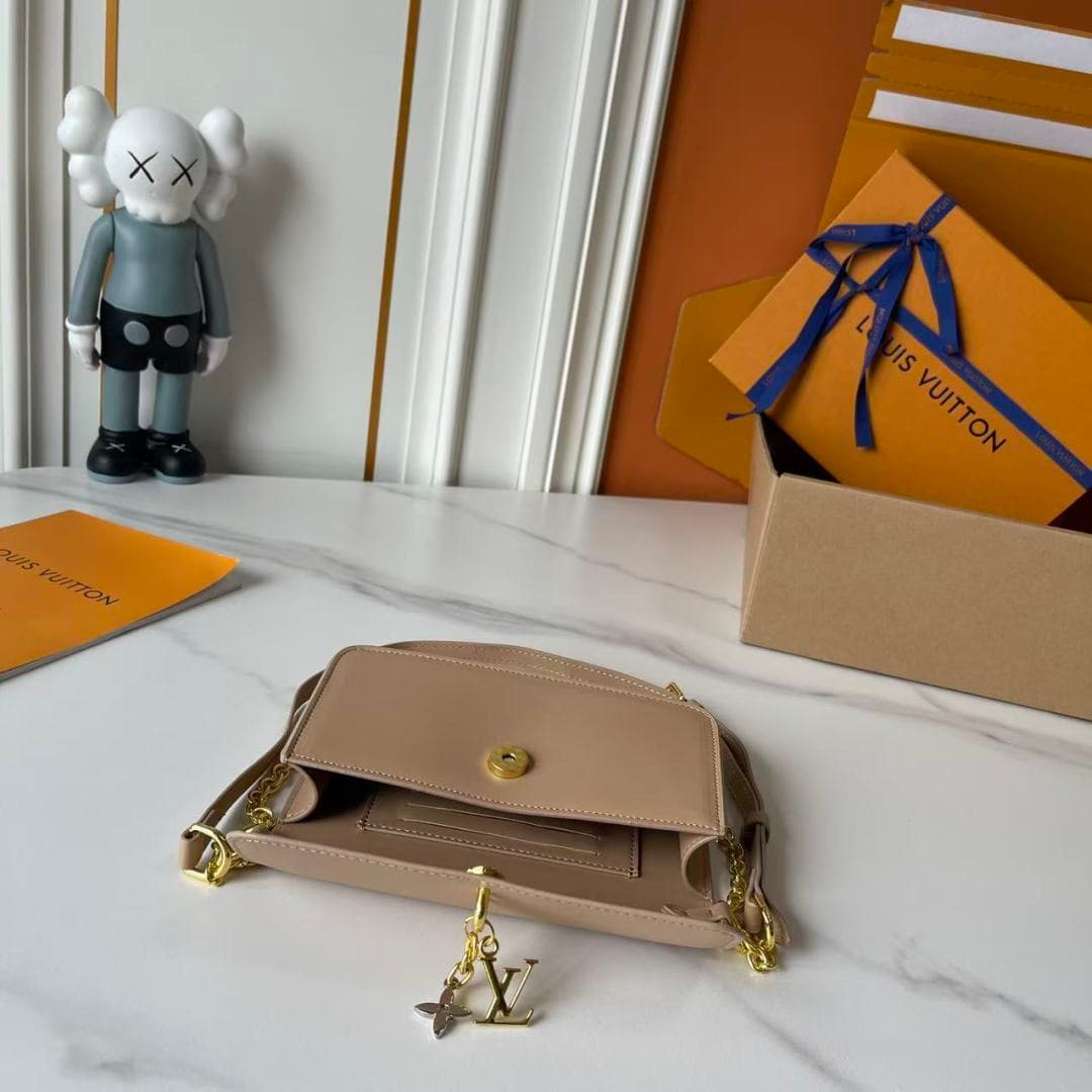 C5245 Upgraded Model   M14564 M14547 M14581 M14548 This Wallet On Chain handbag is part of the LV Bloom series, featuring a stylish and functional design made from cowhide leather. It is adorned with the brand’s classic Monogram pattern. The ample space a — image 8