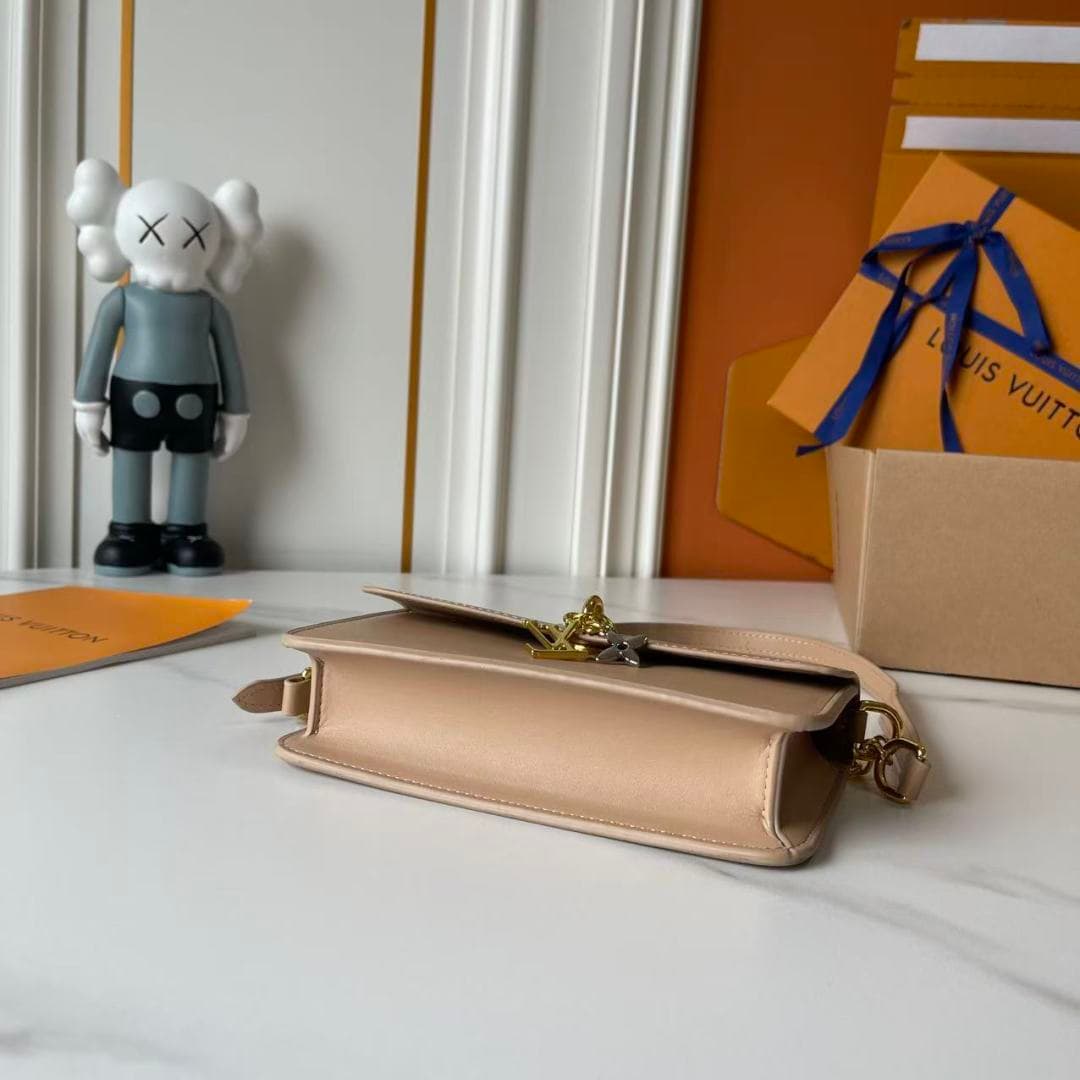 C5245 Upgraded Model   M14564 M14547 M14581 M14548 This Wallet On Chain handbag is part of the LV Bloom series, featuring a stylish and functional design made from cowhide leather. It is adorned with the brand’s classic Monogram pattern. The ample space a — image 7