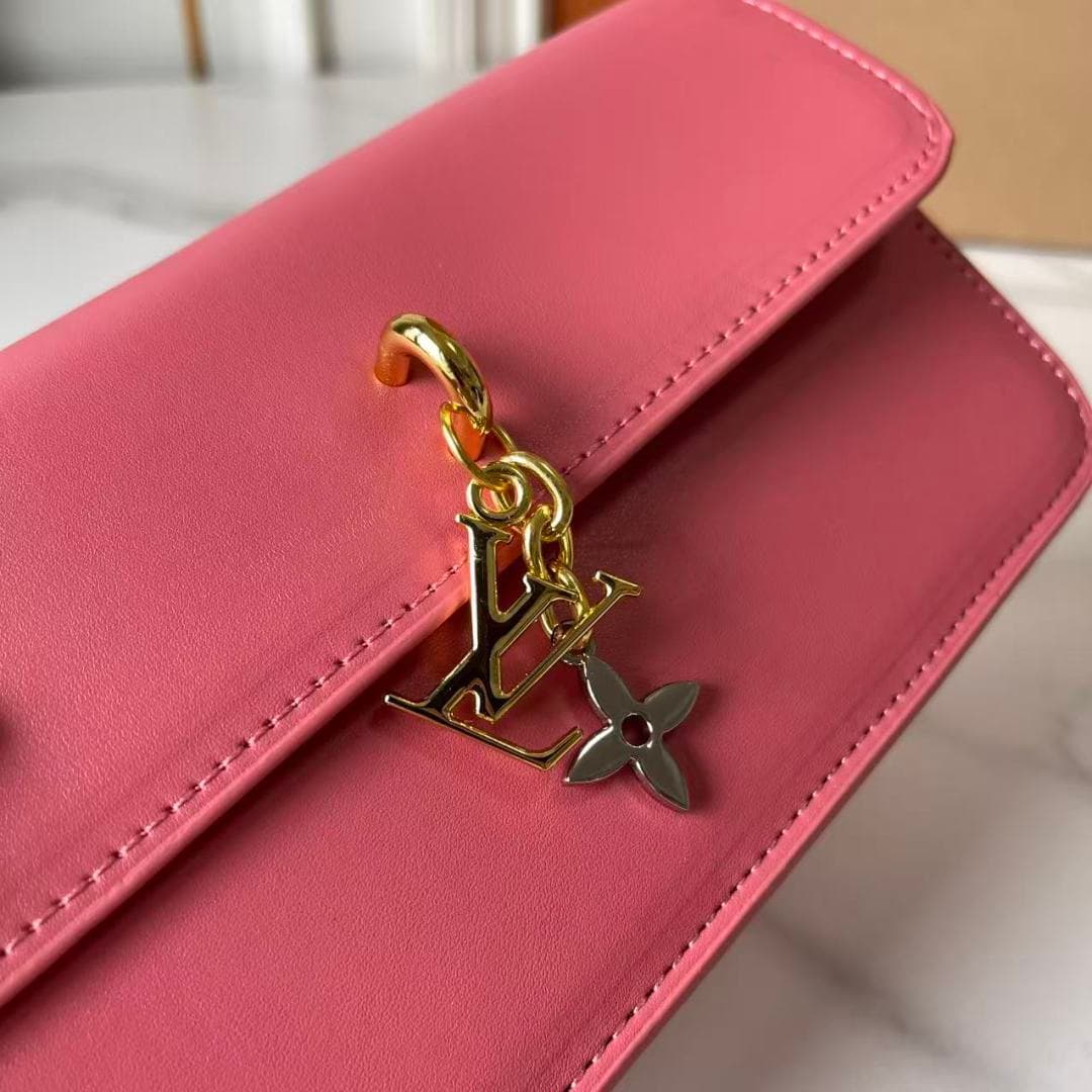 C5244 Upgraded Model   M14564 M14547 M14581 M14548 This Wallet On Chain handbag is part of the LV Bloom series, featuring a stylish and functional design made from cowhide leather. It is adorned with decorative elements inspired by the brand’s classic Mon — image 4