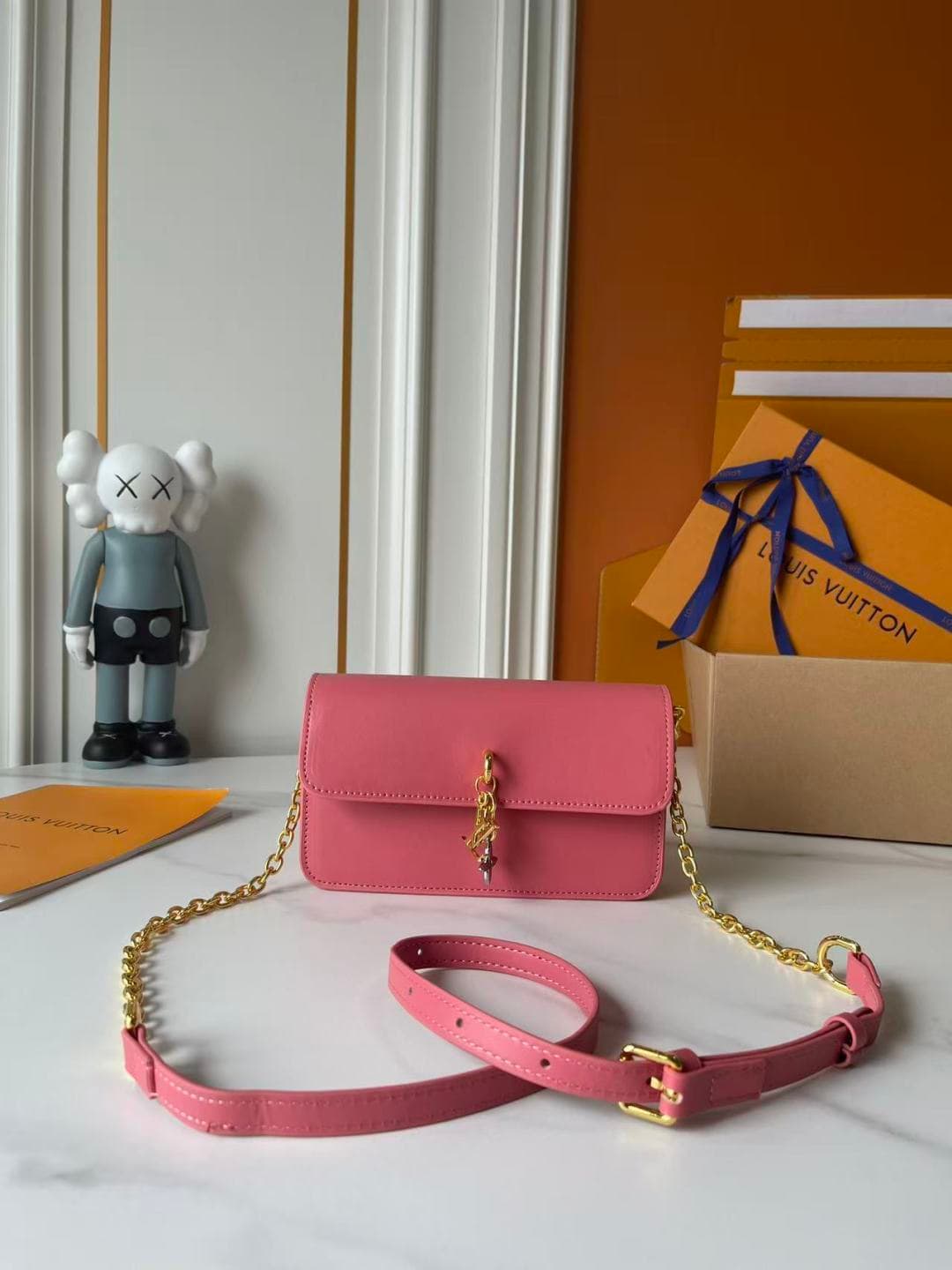 C5244 Upgraded Model   M14564 M14547 M14581 M14548 This Wallet On Chain handbag is part of the LV Bloom series, featuring a stylish and functional design made from cowhide leather. It is adorned with decorative elements inspired by the brand’s classic Mon — image 1