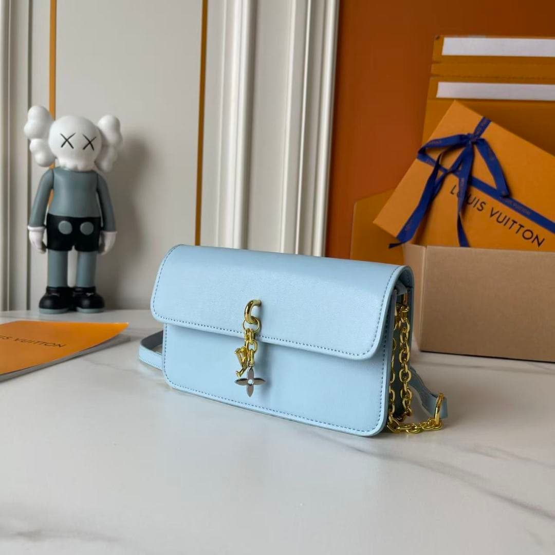 C5243 Upgraded Model   M14564 M14547 M14581 M14548 This Wallet On Chain handbag is part of the LV Bloom series by Louis Vuitton. It features a stylish and functional design crafted from cowhide leather. The iconic Monogram pattern from the brand serves as — image 3