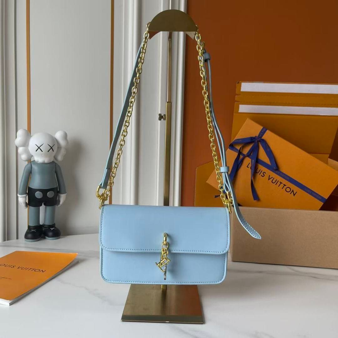 C5243 Upgraded Model   M14564 M14547 M14581 M14548 This Wallet On Chain handbag is part of the LV Bloom series by Louis Vuitton. It features a stylish and functional design crafted from cowhide leather. The iconic Monogram pattern from the brand serves as — image 6