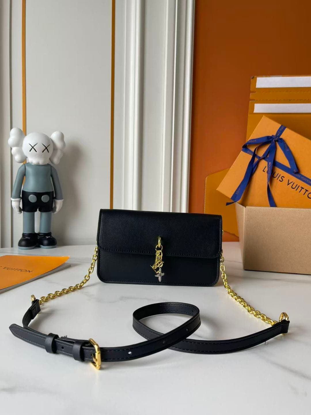 C5242 Upgraded Version: M14564, M14547, M14581, M14548. This Wallet On Chain handbag is part of the LV Bloom series by Louis Vuitton. It features a stylish and functional design crafted from cowhide leather. The classic Monogram pattern from the brand ser — image 1