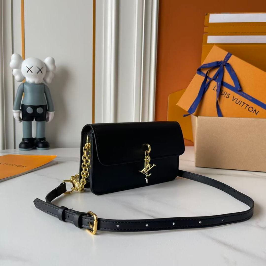 C5242 Upgraded Version: M14564, M14547, M14581, M14548. This Wallet On Chain handbag is part of the LV Bloom series by Louis Vuitton. It features a stylish and functional design crafted from cowhide leather. The classic Monogram pattern from the brand ser — image 2