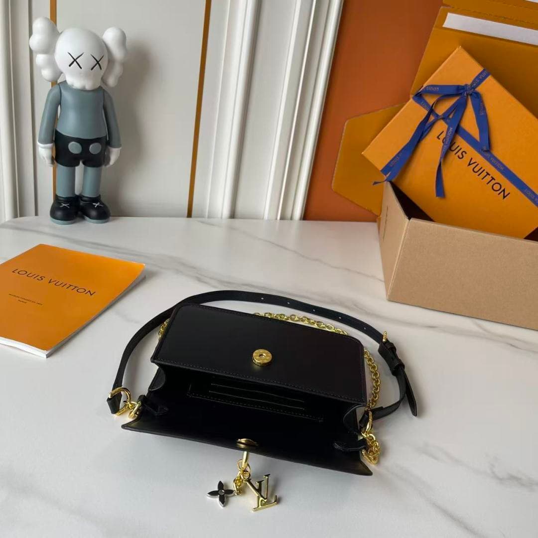 C5242 Upgraded Version: M14564, M14547, M14581, M14548. This Wallet On Chain handbag is part of the LV Bloom series by Louis Vuitton. It features a stylish and functional design crafted from cowhide leather. The classic Monogram pattern from the brand ser — image 8