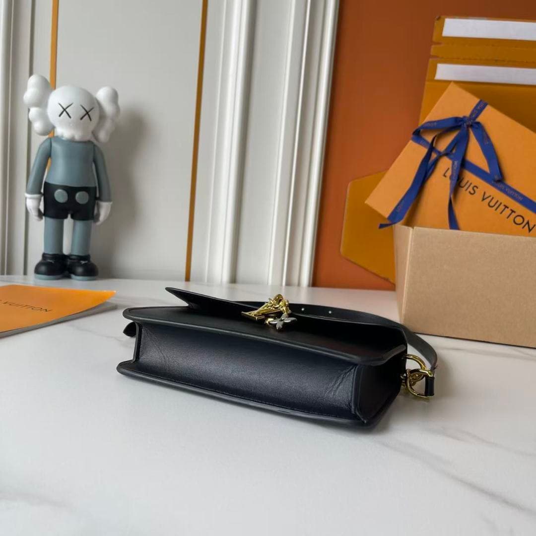 C5242 Upgraded Version: M14564, M14547, M14581, M14548. This Wallet On Chain handbag is part of the LV Bloom series by Louis Vuitton. It features a stylish and functional design crafted from cowhide leather. The classic Monogram pattern from the brand ser — image 7