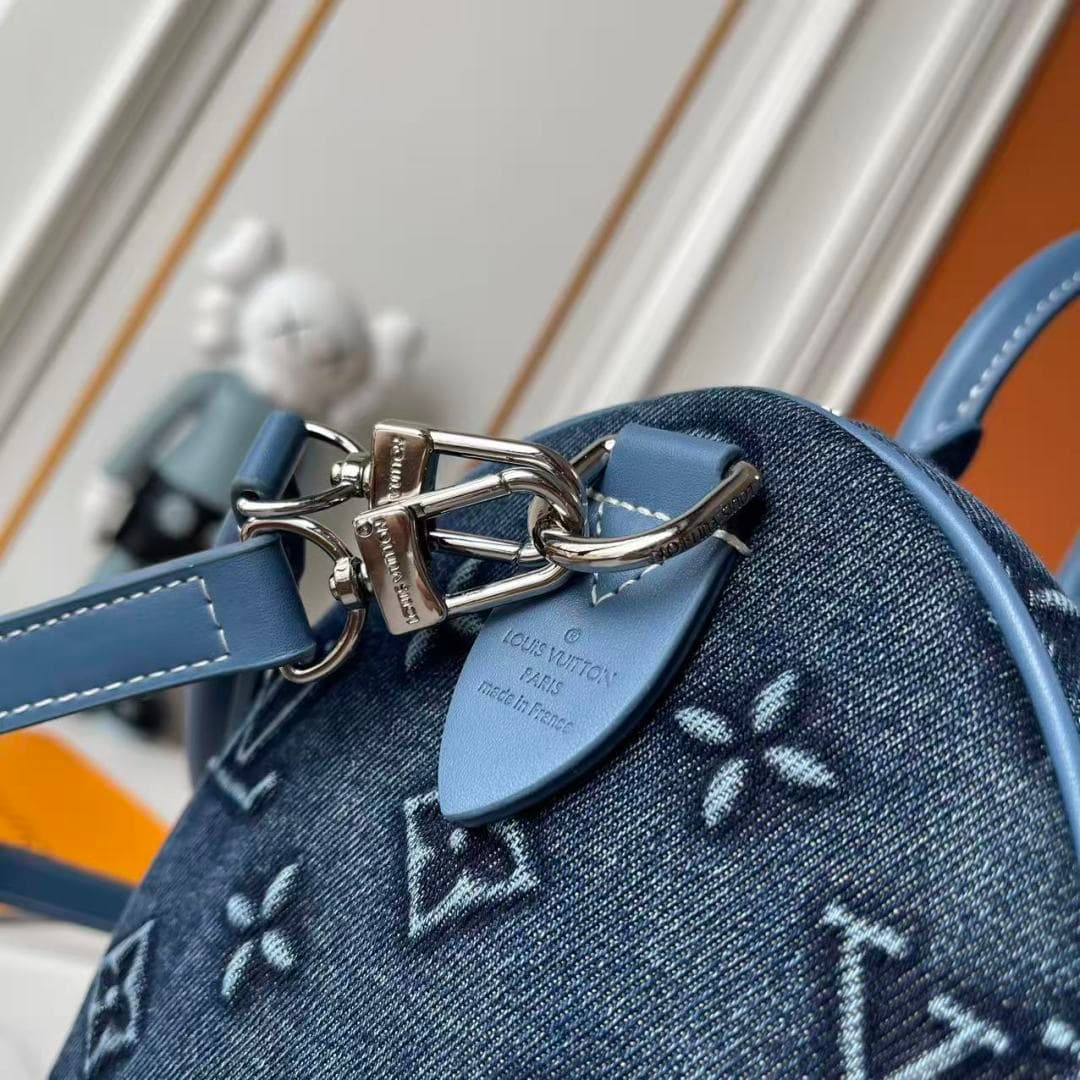 C4990 Upgraded version: M18076, M15159, M25766, M13344, M13085-M13257-M40391-M13257. Replica denim – for fashion shows. This Speedy Soft 30 model comes from LV Travels With Grace Coddlington. — image 4