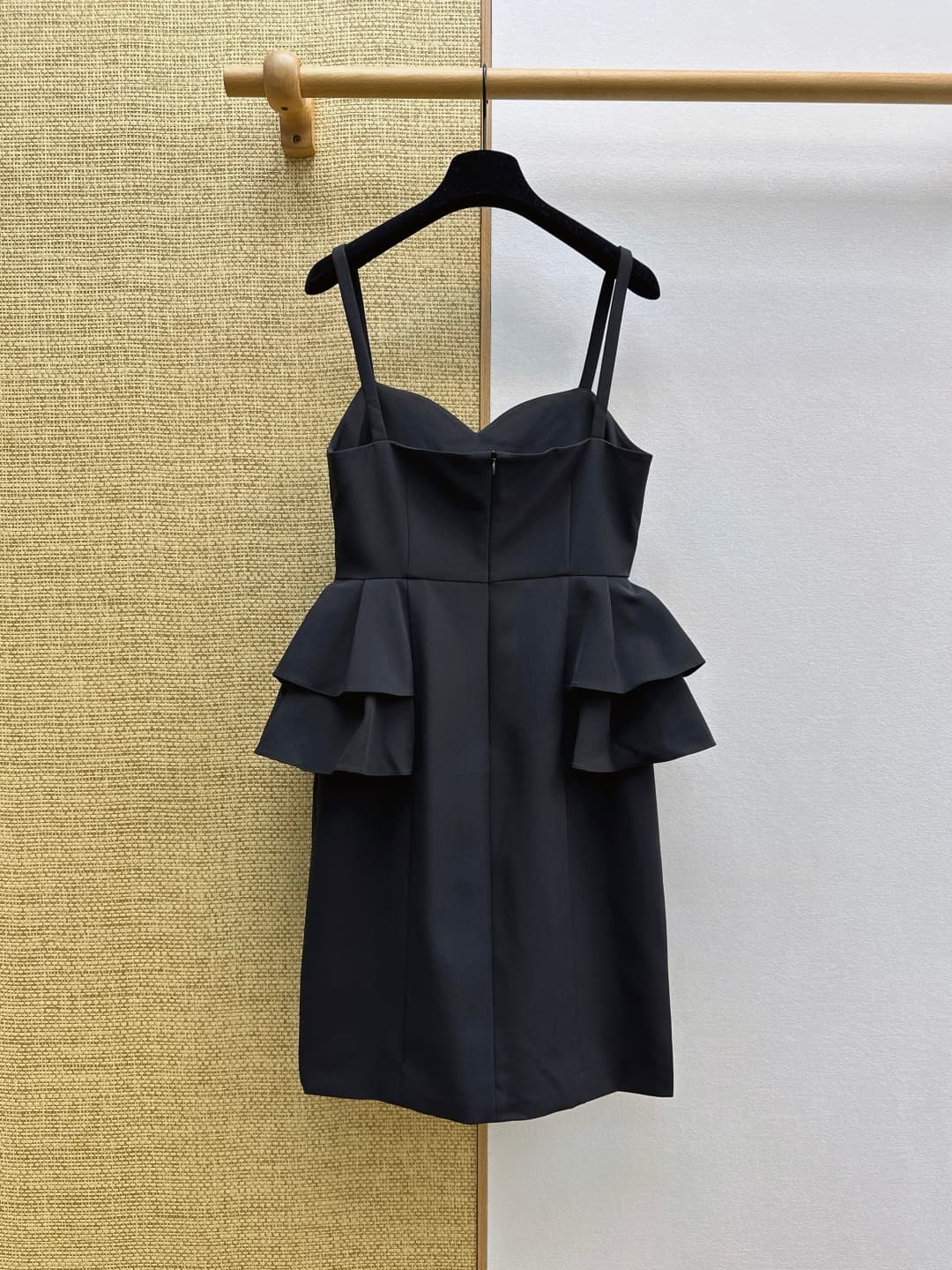 C18403 VLTN 26SS———New spring/summer dress in elegant Hepburn style black strapless dress. It features a heart-shaped strapless collar with double thin shoulder straps. This design not only enhances the silhouette of the shoulders and neck but also adds a — image 7
