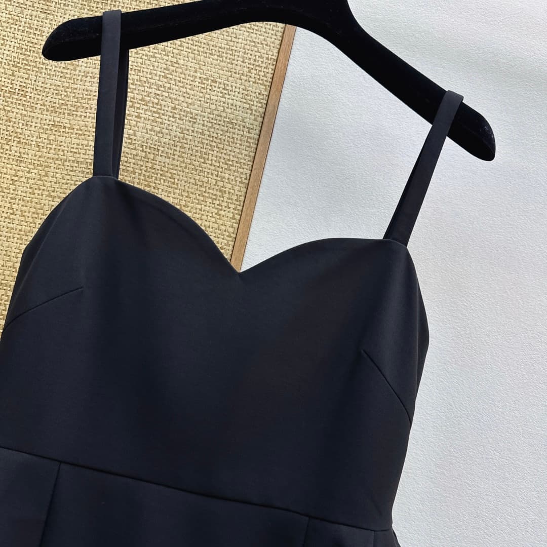 C18403 VLTN 26SS———New spring/summer dress in elegant Hepburn style black strapless dress. It features a heart-shaped strapless collar with double thin shoulder straps. This design not only enhances the silhouette of the shoulders and neck but also adds a — image 4