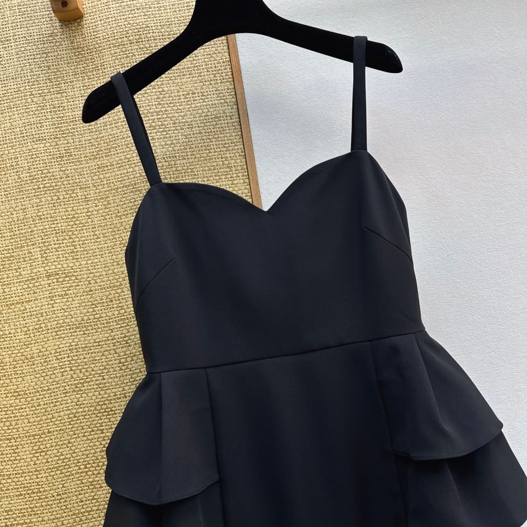 C18403 VLTN 26SS———New spring/summer dress in elegant Hepburn style black strapless dress. It features a heart-shaped strapless collar with double thin shoulder straps. This design not only enhances the silhouette of the shoulders and neck but also adds a — image 3
