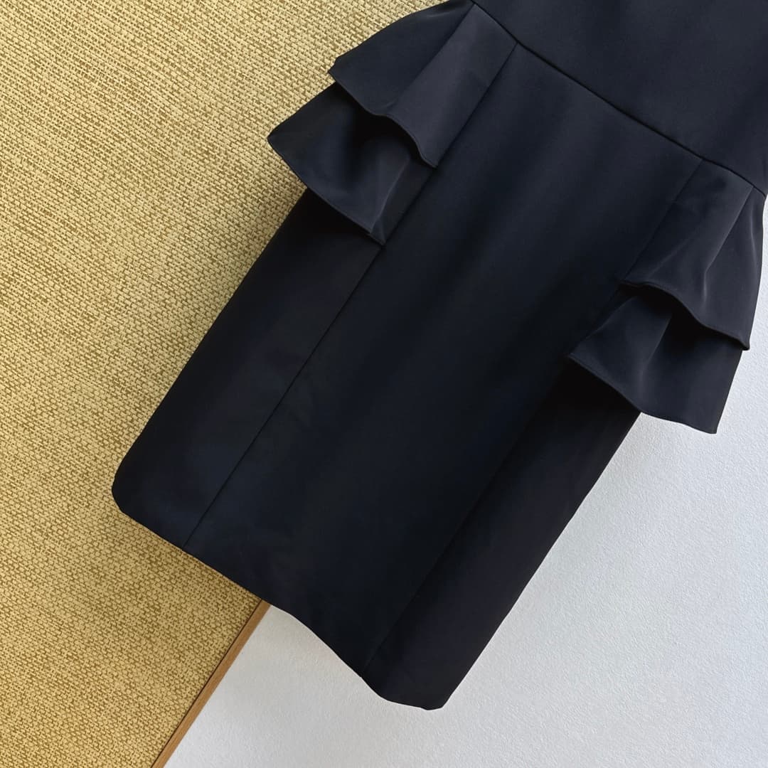 C18403 VLTN 26SS———New spring/summer dress in elegant Hepburn style black strapless dress. It features a heart-shaped strapless collar with double thin shoulder straps. This design not only enhances the silhouette of the shoulders and neck but also adds a — image 5