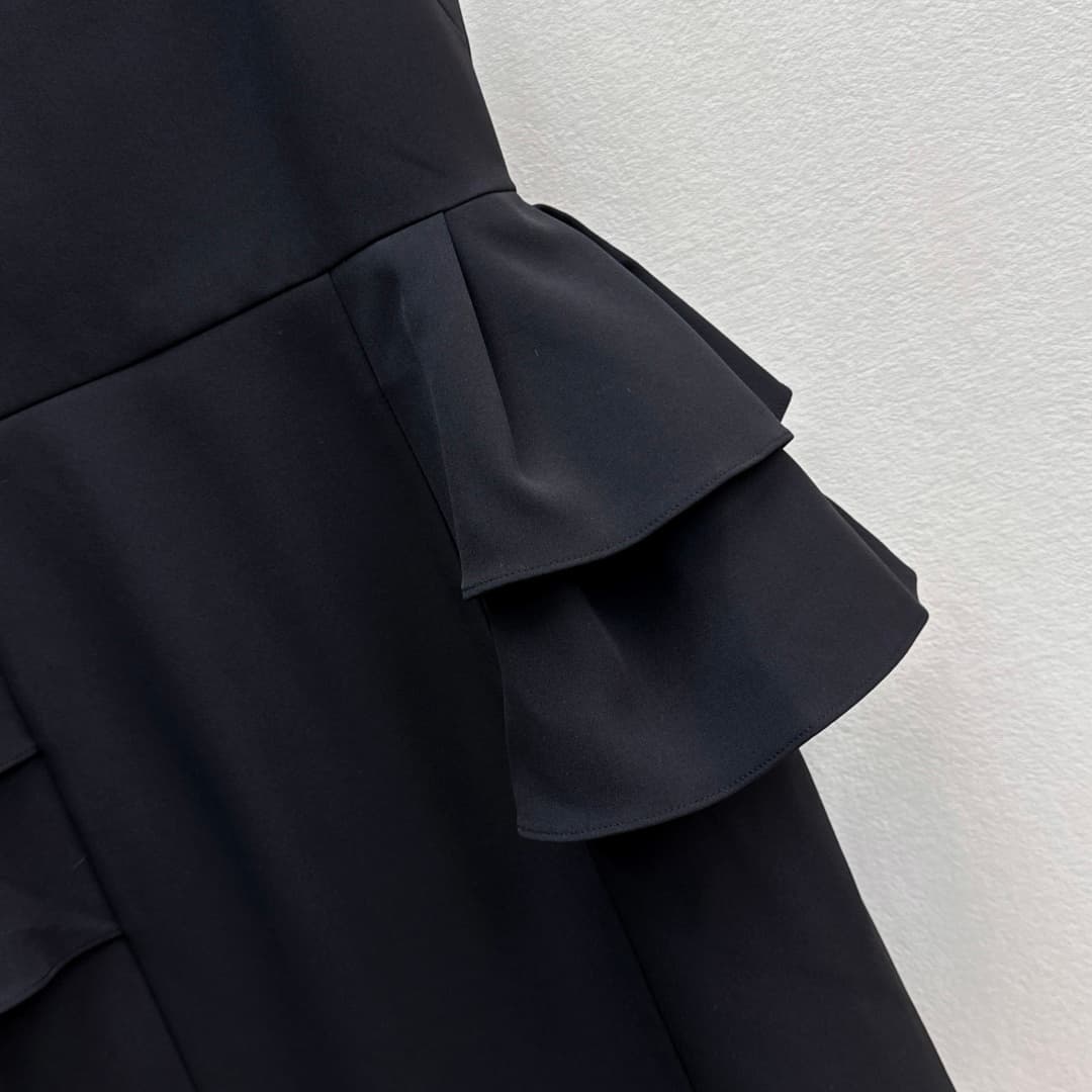C18403 VLTN 26SS———New spring/summer dress in elegant Hepburn style black strapless dress. It features a heart-shaped strapless collar with double thin shoulder straps. This design not only enhances the silhouette of the shoulders and neck but also adds a — image 6