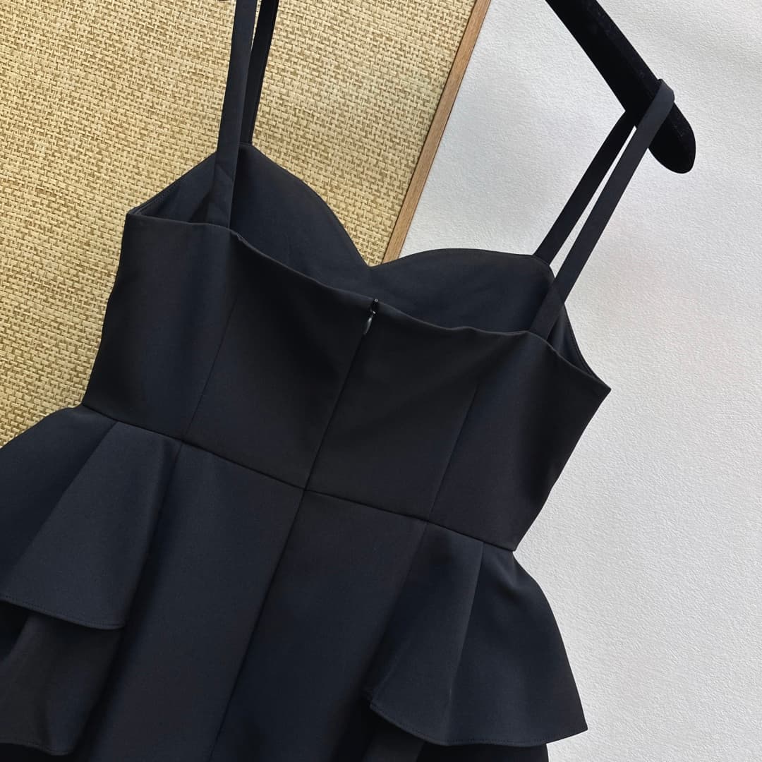 C18403 VLTN 26SS———New spring/summer dress in elegant Hepburn style black strapless dress. It features a heart-shaped strapless collar with double thin shoulder straps. This design not only enhances the silhouette of the shoulders and neck but also adds a — image 8