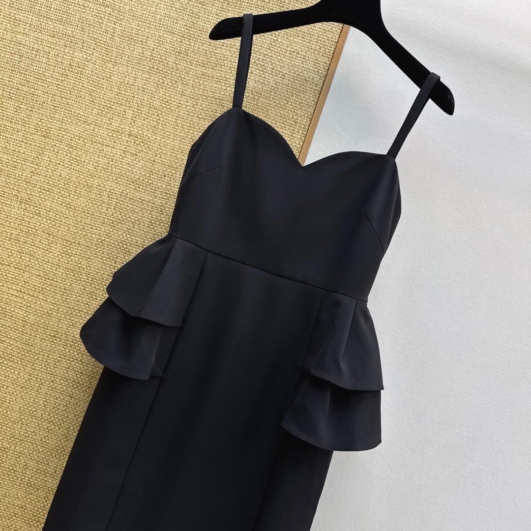 C18403 VLTN 26SS———New spring/summer dress in elegant Hepburn style black strapless dress. It features a heart-shaped strapless collar with double thin shoulder straps. This design not only enhances the silhouette of the shoulders and neck but also adds a — image 2