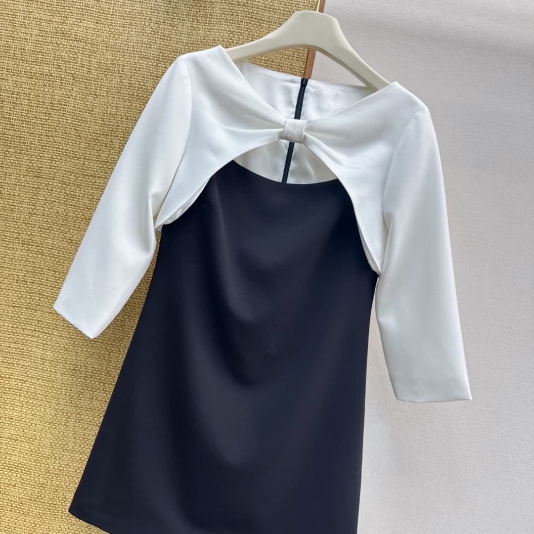 C18406 VLTN 26SS——A new spring dress with contrasting colorful fake-jacket-style design. The knot at the chest and the open areas serve as the focal points of the dress. It combines elegance with a bit of clever design, breaking away from the monotony of  — image 2