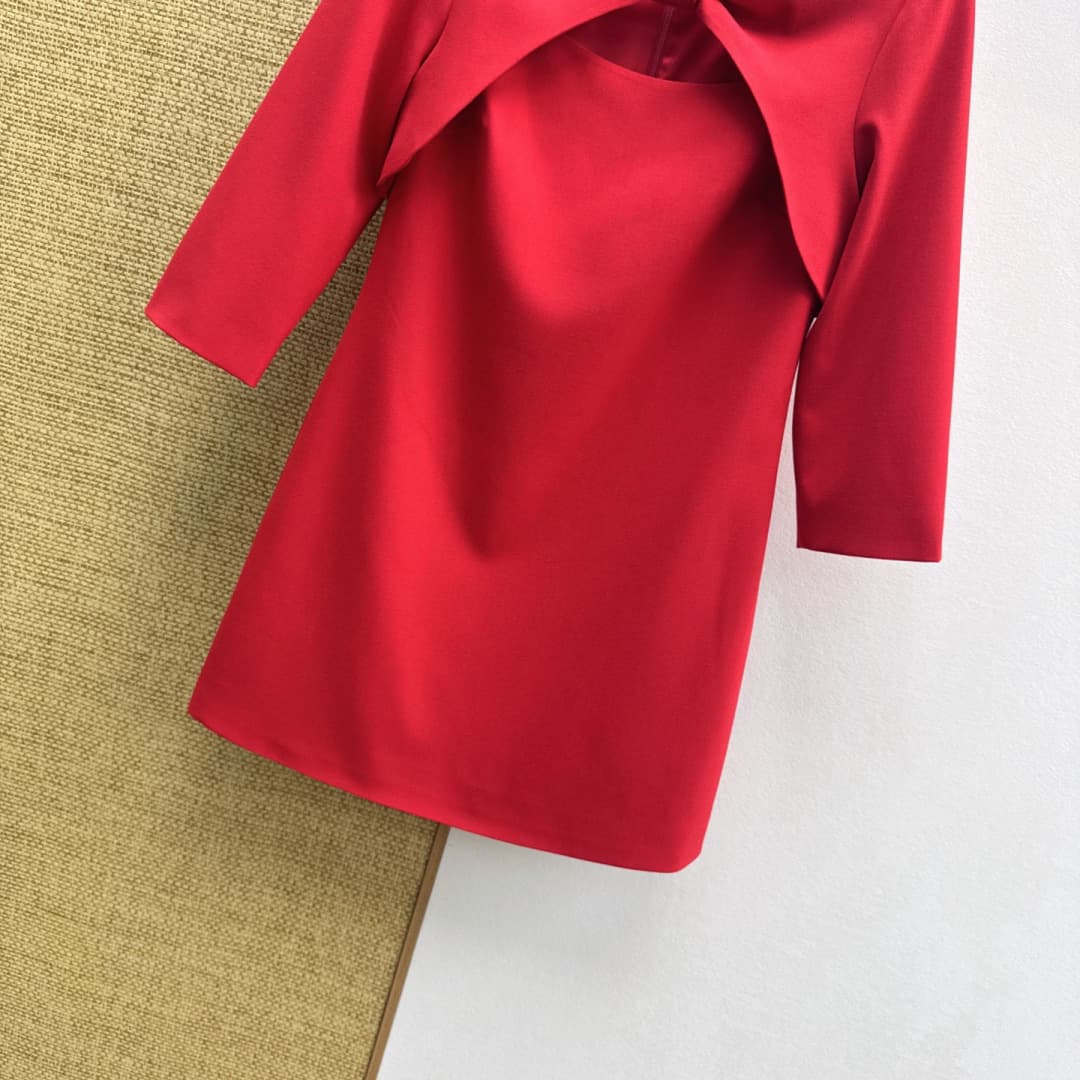 C18404 VLTN 26SS——A new spring dress with a contrasting two-piece design. The knot at the chest and the open areas serve as the focal points of the dress. Elegance is combined with a clever design, breaking away from the monotony of solid-colored dresses. — image 5