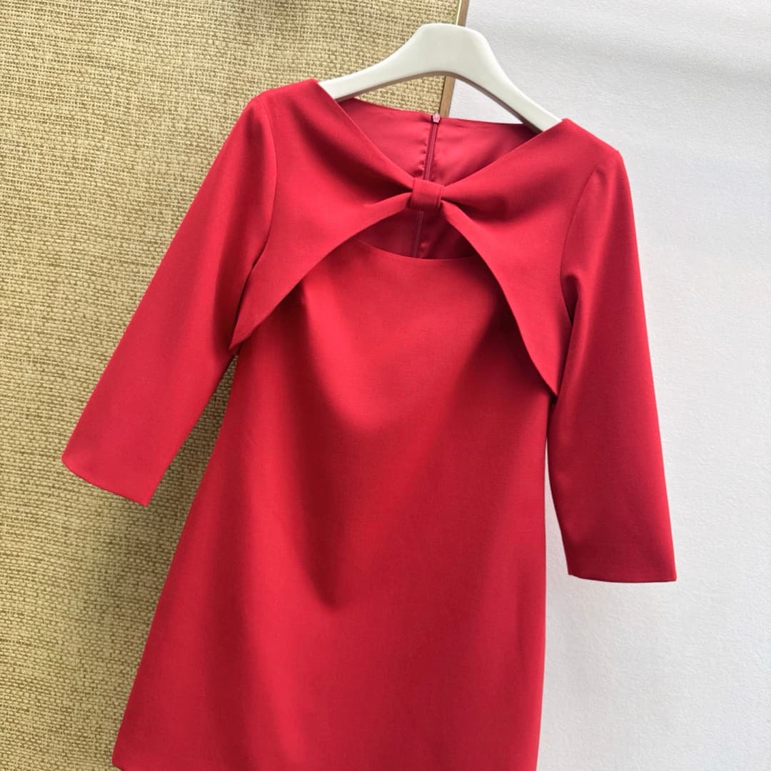 C18404 VLTN 26SS——A new spring dress with a contrasting two-piece design. The knot at the chest and the open areas serve as the focal points of the dress. Elegance is combined with a clever design, breaking away from the monotony of solid-colored dresses. — image 2