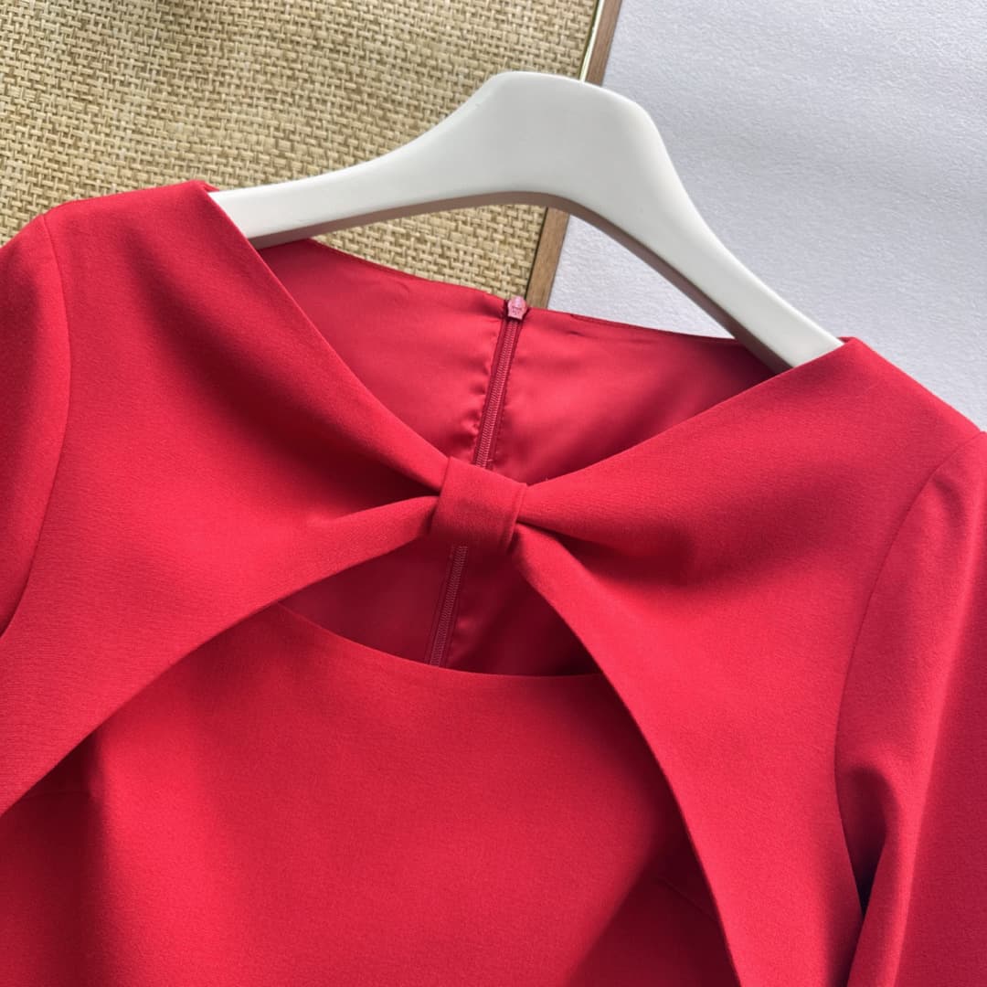 C18404 VLTN 26SS——A new spring dress with a contrasting two-piece design. The knot at the chest and the open areas serve as the focal points of the dress. Elegance is combined with a clever design, breaking away from the monotony of solid-colored dresses. — image 4