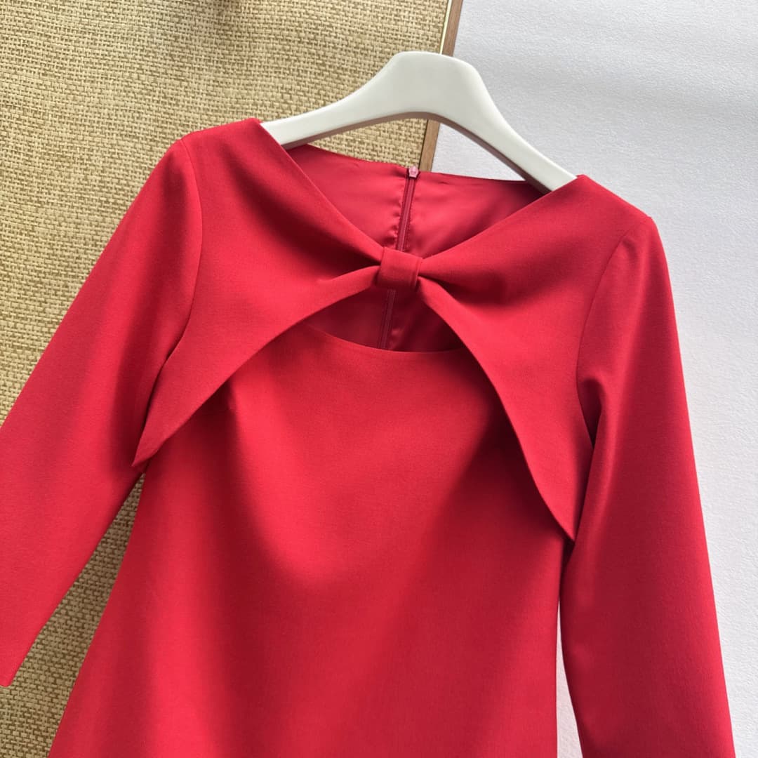 C18404 VLTN 26SS——A new spring dress with a contrasting two-piece design. The knot at the chest and the open areas serve as the focal points of the dress. Elegance is combined with a clever design, breaking away from the monotony of solid-colored dresses. — image 3