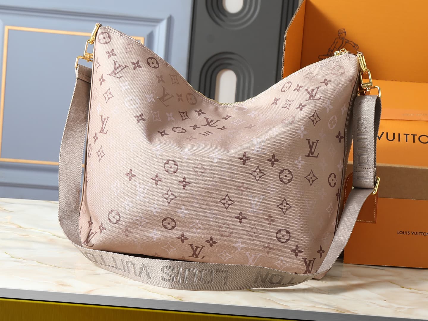 C5294 💰 Upgrade from the original M26931, M28392, M27856, M27181, M14018, M13986. This Vagabond Hobo handbag features soft leather texture. It can be worn on the shoulder or slung over the arm with an adjustable fabric strap. The interior has LV Blason pa — image 3