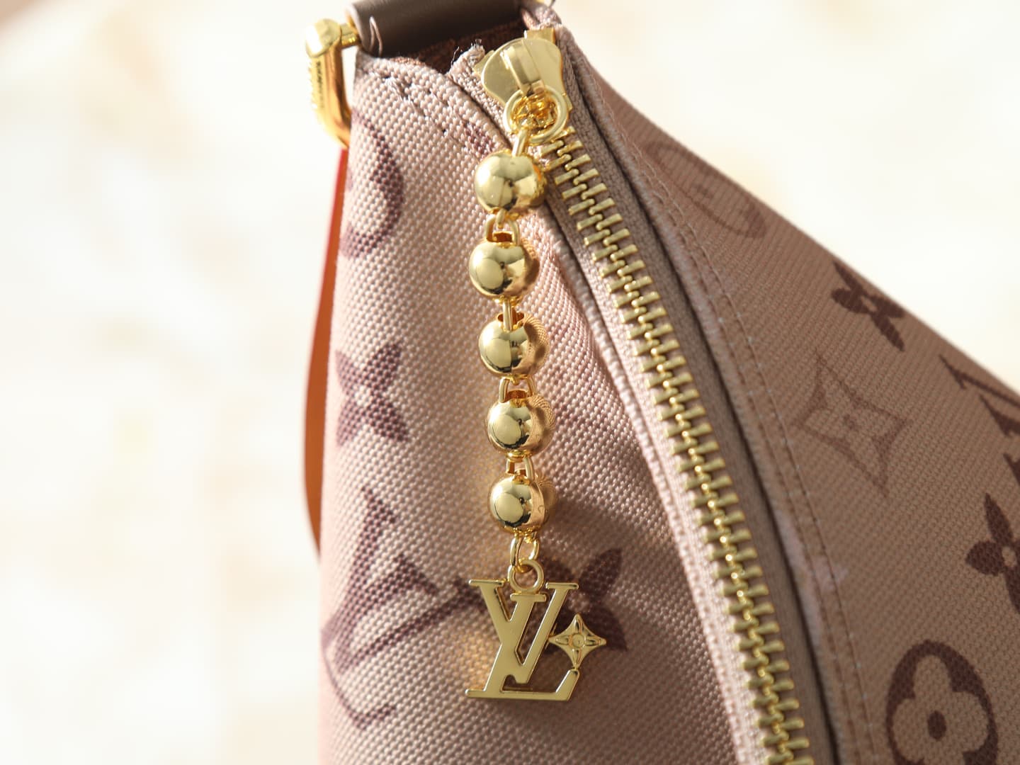 C5294 💰 Upgrade from the original M26931, M28392, M27856, M27181, M14018, M13986. This Vagabond Hobo handbag features soft leather texture. It can be worn on the shoulder or slung over the arm with an adjustable fabric strap. The interior has LV Blason pa — image 6