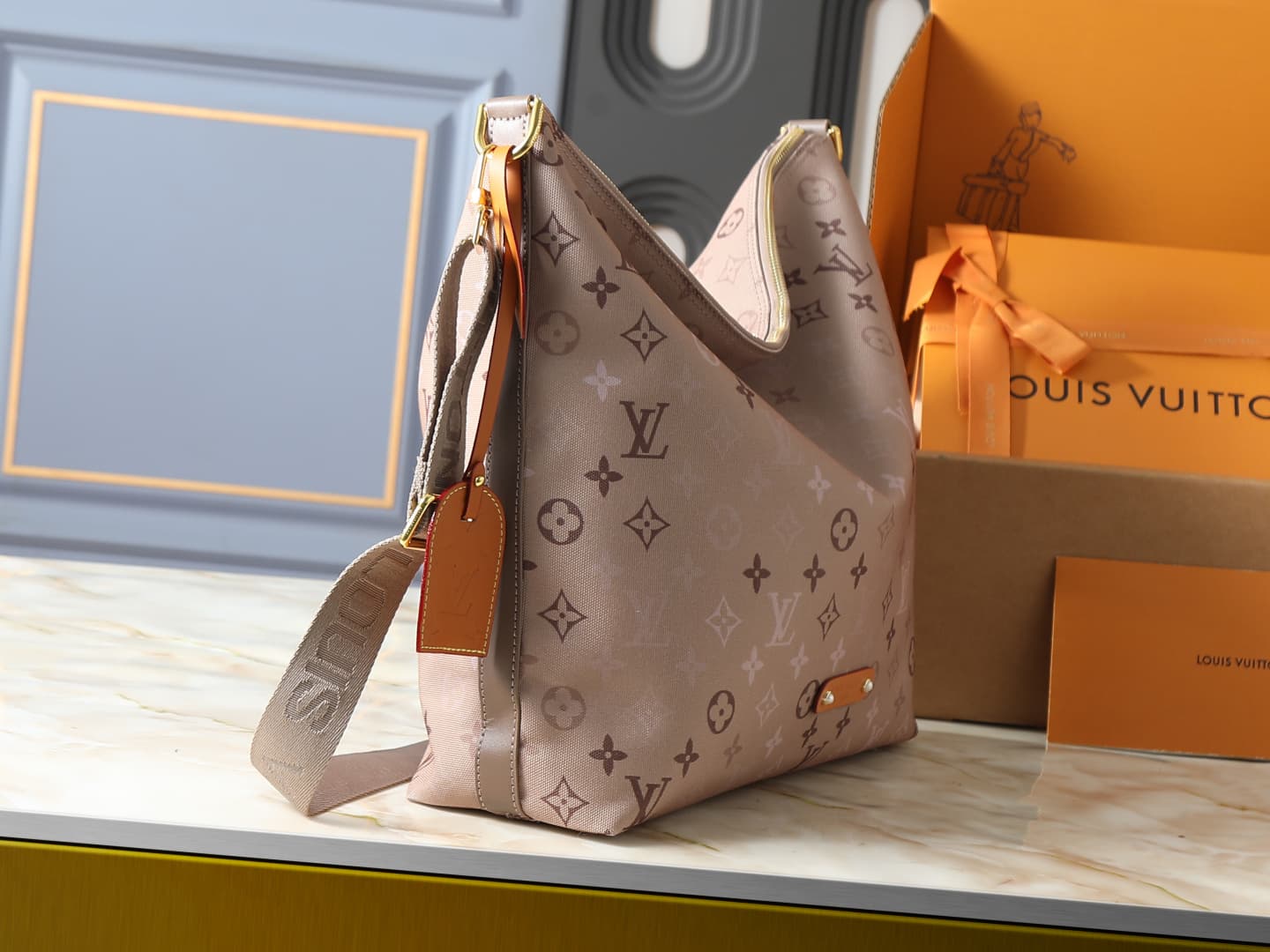 C5294 💰 Upgrade from the original M26931, M28392, M27856, M27181, M14018, M13986. This Vagabond Hobo handbag features soft leather texture. It can be worn on the shoulder or slung over the arm with an adjustable fabric strap. The interior has LV Blason pa — image 2