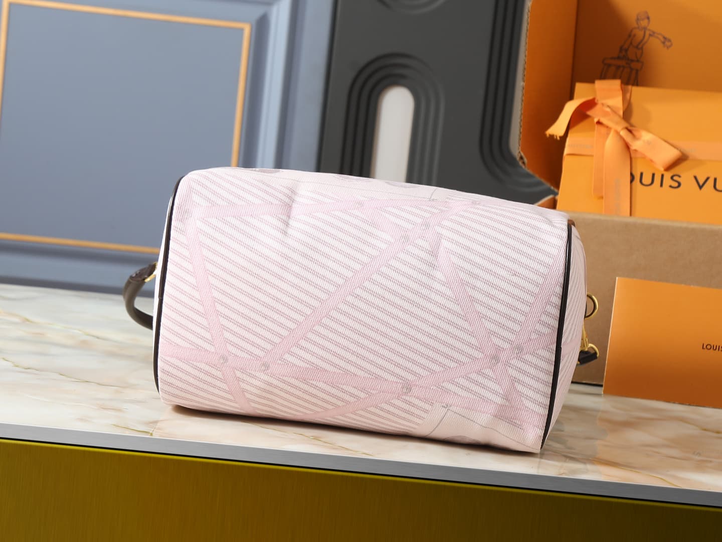 C5231 💰 Upgrade from the original M28750 and M40391. This Speedy Soft 30 handbag belongs to the Inside LV animation series. It features a unique design created from colorful fabric blends, along with a Monogram pattern on the handle and a detachable shoul — image 4