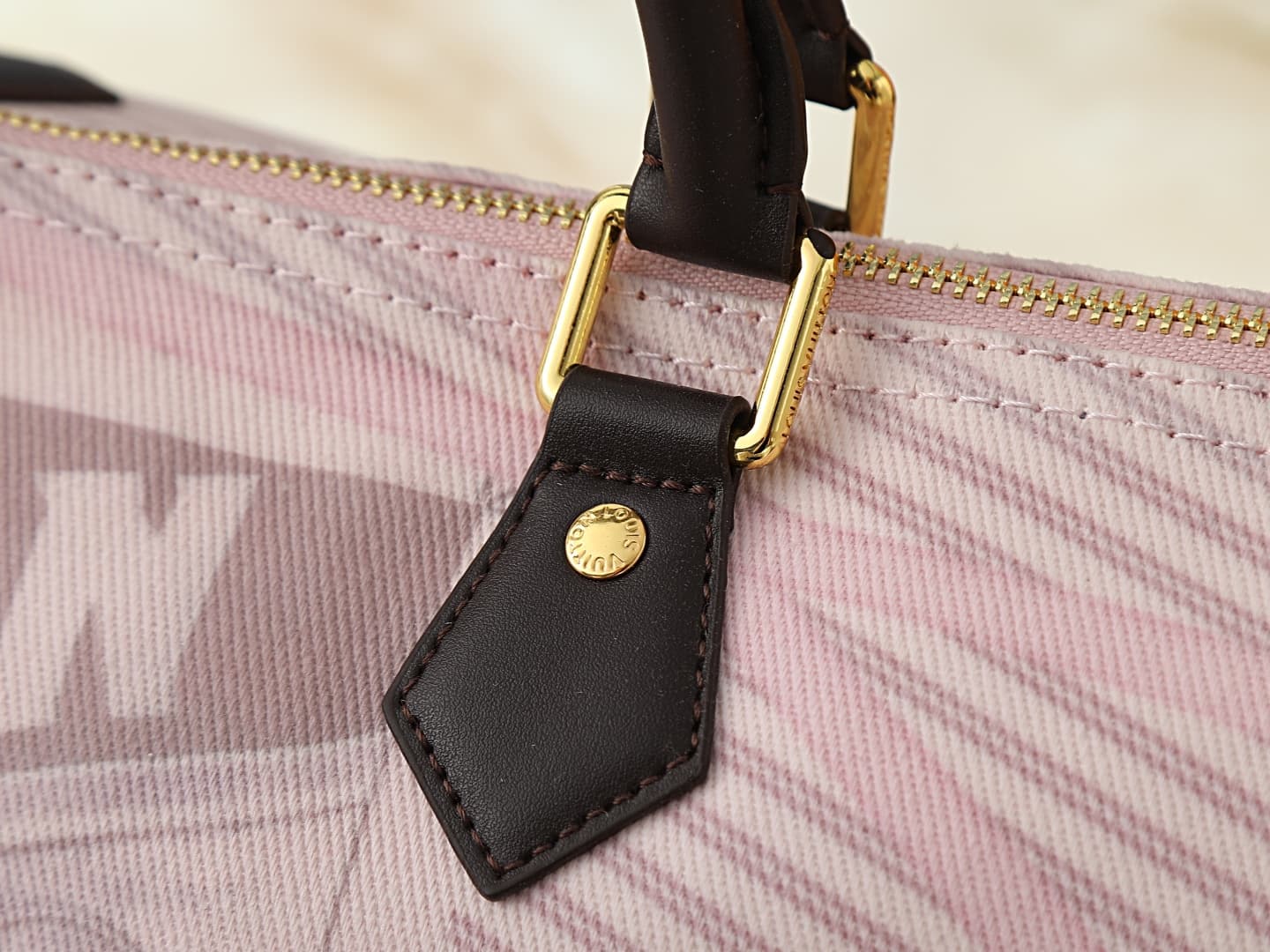 C5231 💰 Upgrade from the original M28750 and M40391. This Speedy Soft 30 handbag belongs to the Inside LV animation series. It features a unique design created from colorful fabric blends, along with a Monogram pattern on the handle and a detachable shoul — image 5