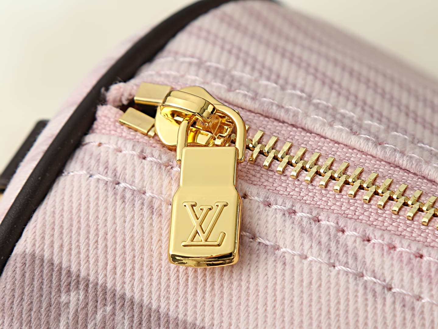 C5231 💰 Upgrade from the original M28750 and M40391. This Speedy Soft 30 handbag belongs to the Inside LV animation series. It features a unique design created from colorful fabric blends, along with a Monogram pattern on the handle and a detachable shoul — image 7