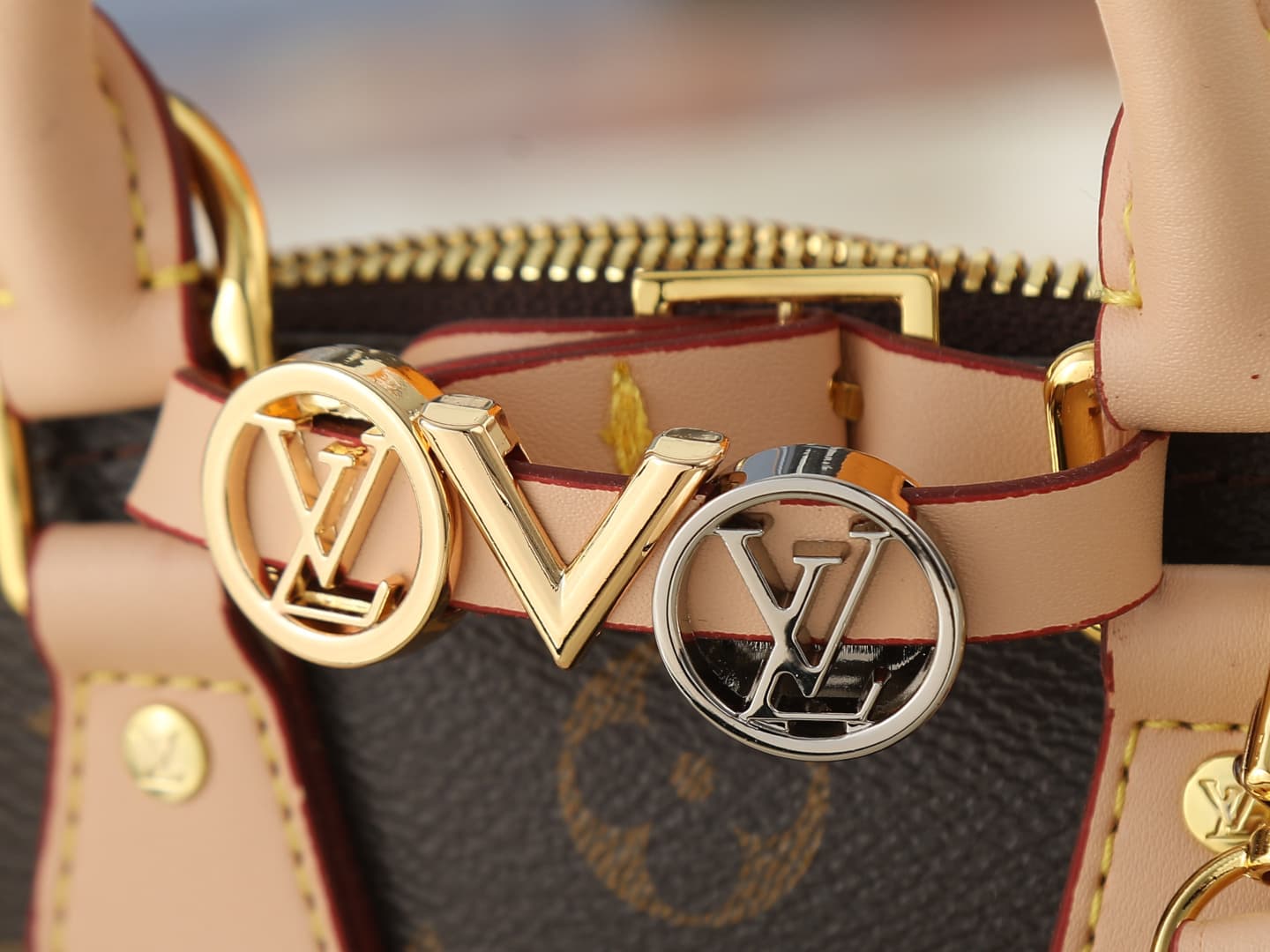 C5230 💰 Upgrade the original K00015, M14339, and M82717. This Alma mini handbag belongs to the LV&I custom collection. It features a Monogram canvas material with a compact design, making it an ideal item for daily use in various carrying styles. You can  — image 5