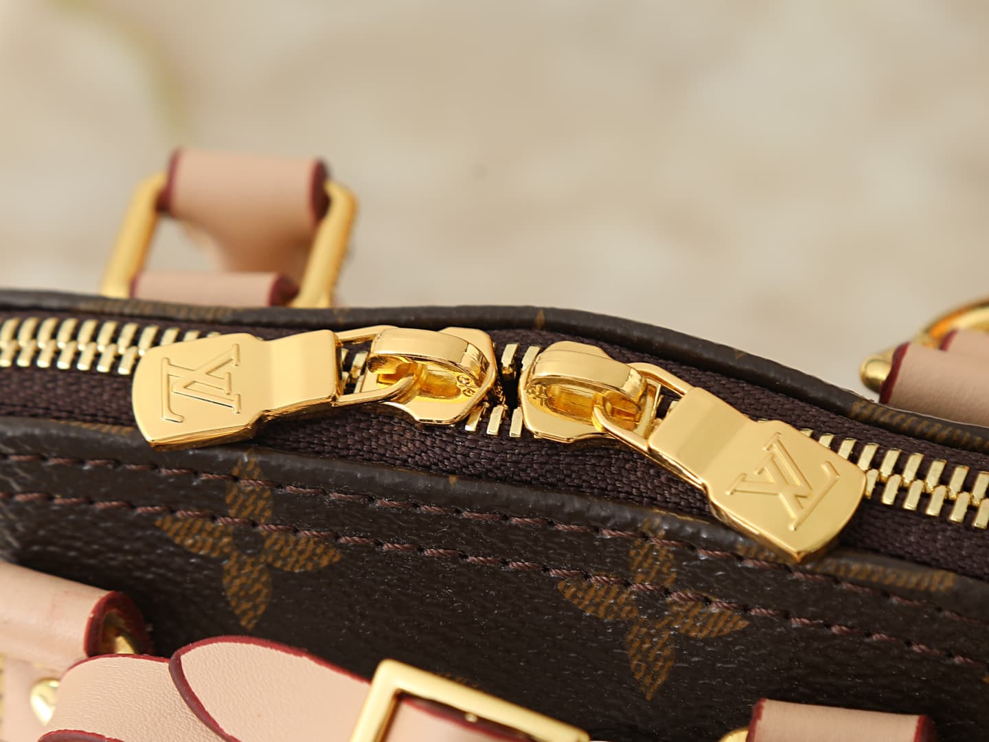 C5230 💰 Upgrade the original K00015, M14339, and M82717. This Alma mini handbag belongs to the LV&I custom collection. It features a Monogram canvas material with a compact design, making it an ideal item for daily use in various carrying styles. You can  — image 7