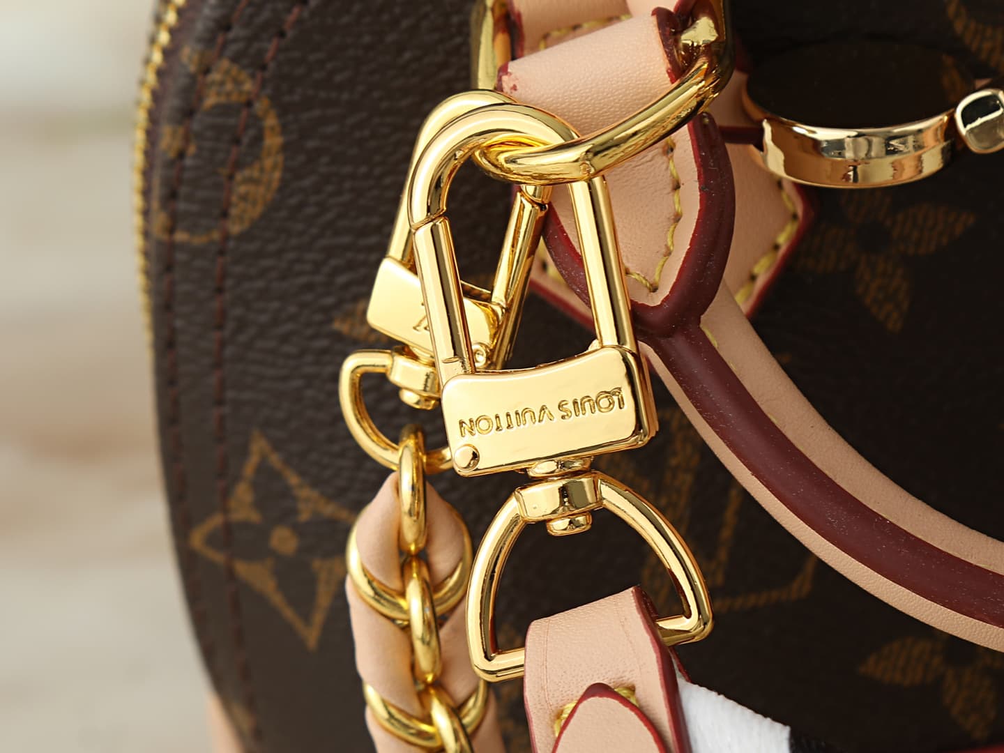 C5230 💰 Upgrade the original K00015, M14339, and M82717. This Alma mini handbag belongs to the LV&I custom collection. It features a Monogram canvas material with a compact design, making it an ideal item for daily use in various carrying styles. You can  — image 6