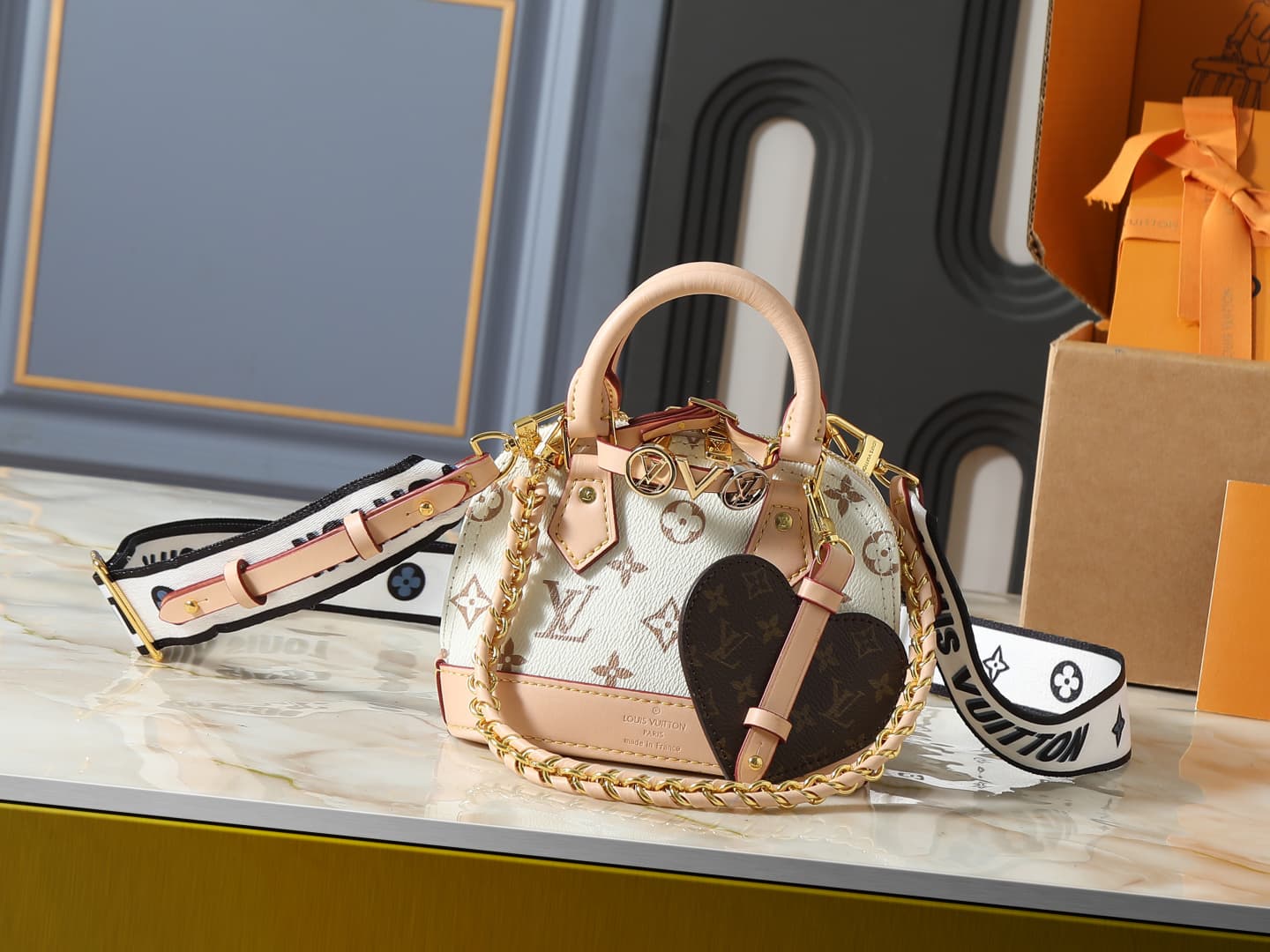 C5229 💰 Upgrade from the original K00015, M14339, and M82717. This Alma mini handbag belongs to the LV&I custom collection. It features a Monogram canvas material with a compact design, making it an ideal choice for daily use in various carrying styles. Y — image 1