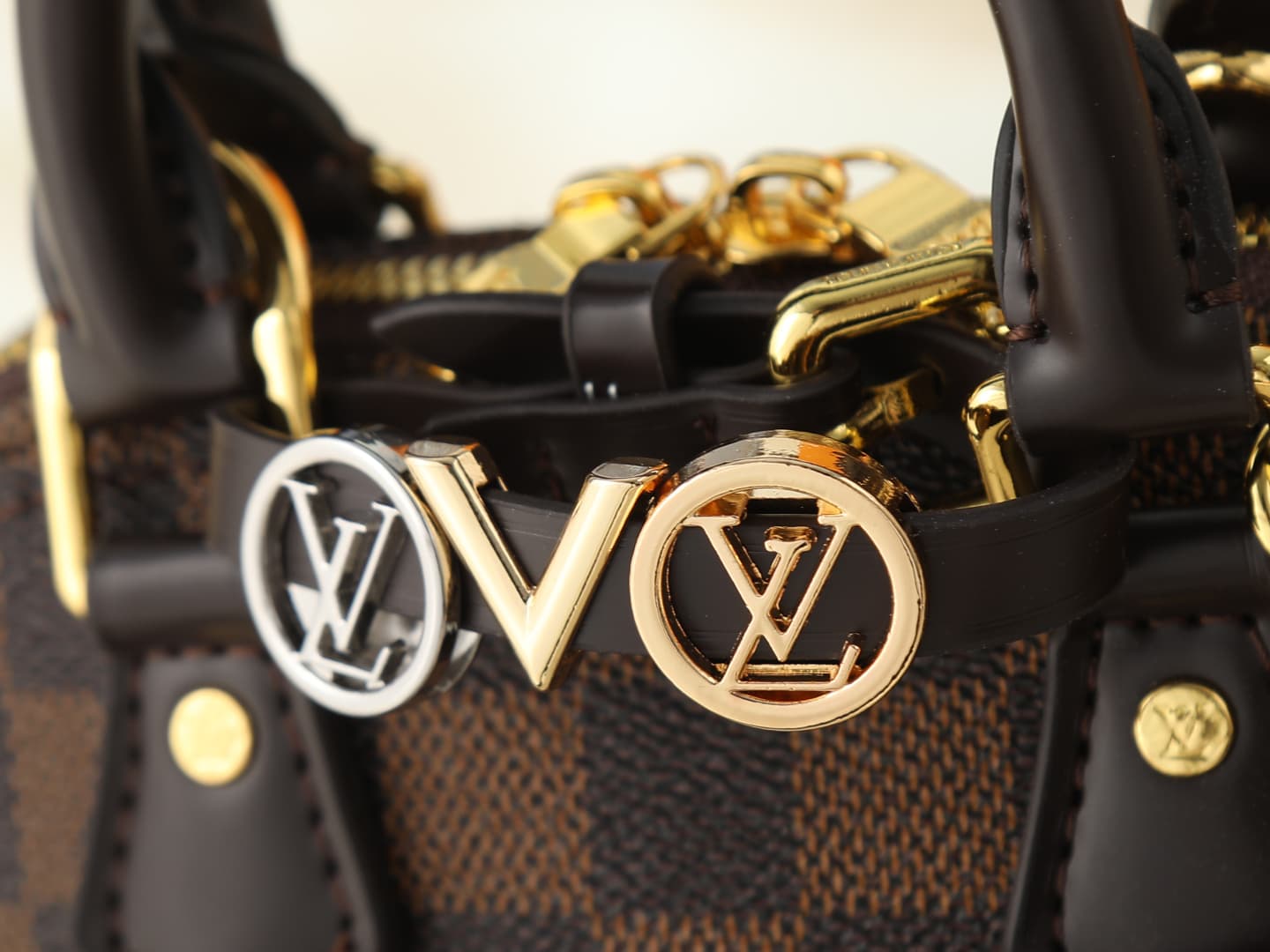 C5228 💰 Upgrade from the original K00015, M14339, and M82717. This Alma mini handbag belongs to the LV&I custom collection. It features a Monogram canvas material with a compact design, making it an ideal choice for daily use in various carrying styles. Y — image 5