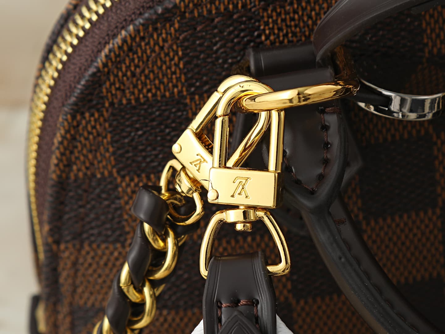 C5228 💰 Upgrade from the original K00015, M14339, and M82717. This Alma mini handbag belongs to the LV&I custom collection. It features a Monogram canvas material with a compact design, making it an ideal choice for daily use in various carrying styles. Y — image 6
