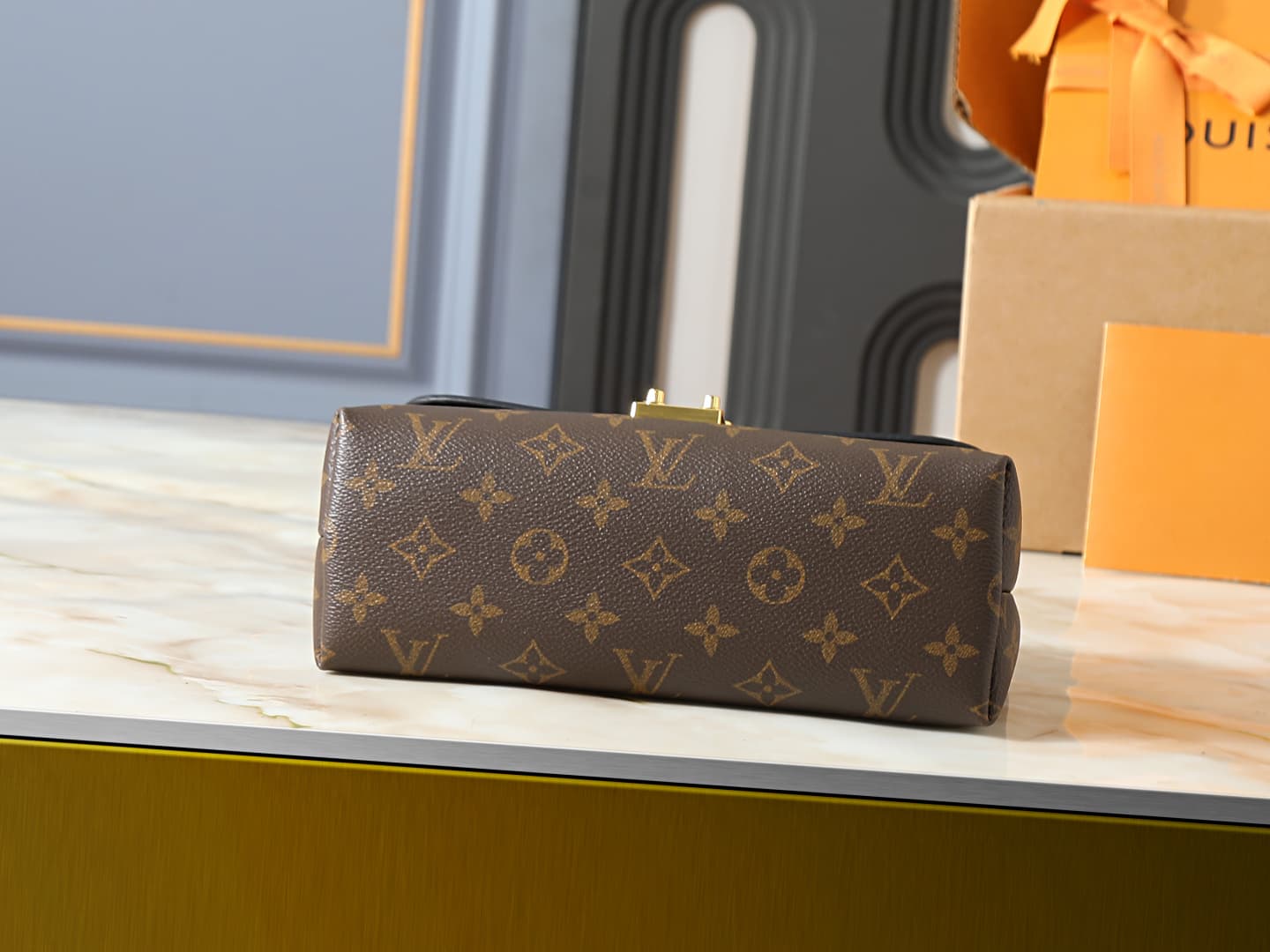 C5227 💰 Upgrade the original M28424, M28588, and M28587 models. This Madeleine BB handbag is inspired by the classic George bag model 2019. The new Madeleine handbag features shiny gold sliding chains; the canvas material combines solid black leather, wit — image 4