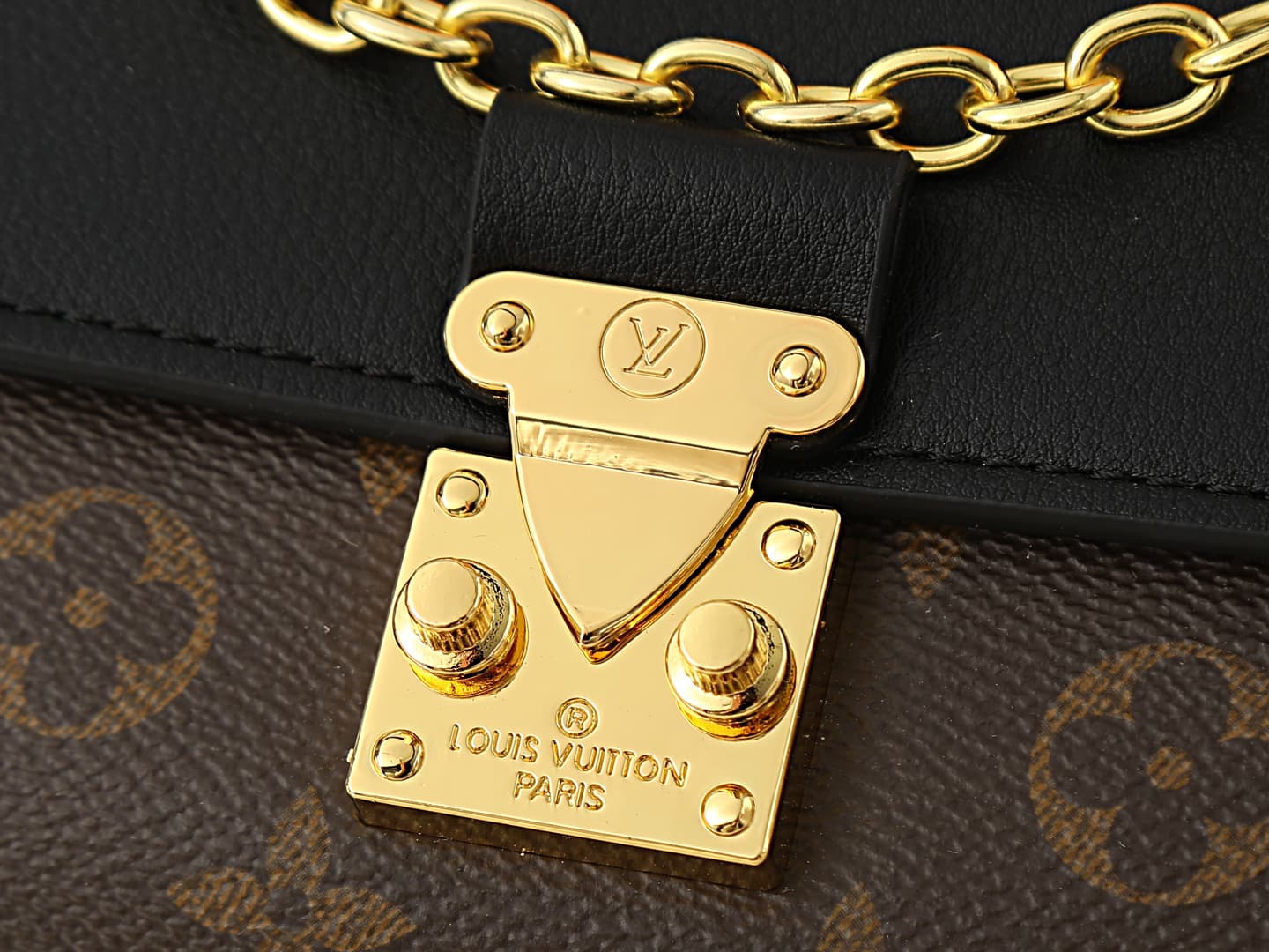 C5227 💰 Upgrade the original M28424, M28588, and M28587 models. This Madeleine BB handbag is inspired by the classic George bag model 2019. The new Madeleine handbag features shiny gold sliding chains; the canvas material combines solid black leather, wit — image 5