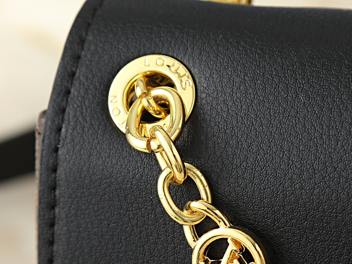 C5227 💰 Upgrade the original M28424, M28588, and M28587 models. This Madeleine BB handbag is inspired by the classic George bag model 2019. The new Madeleine handbag features shiny gold sliding chains; the canvas material combines solid black leather, wit — image 6