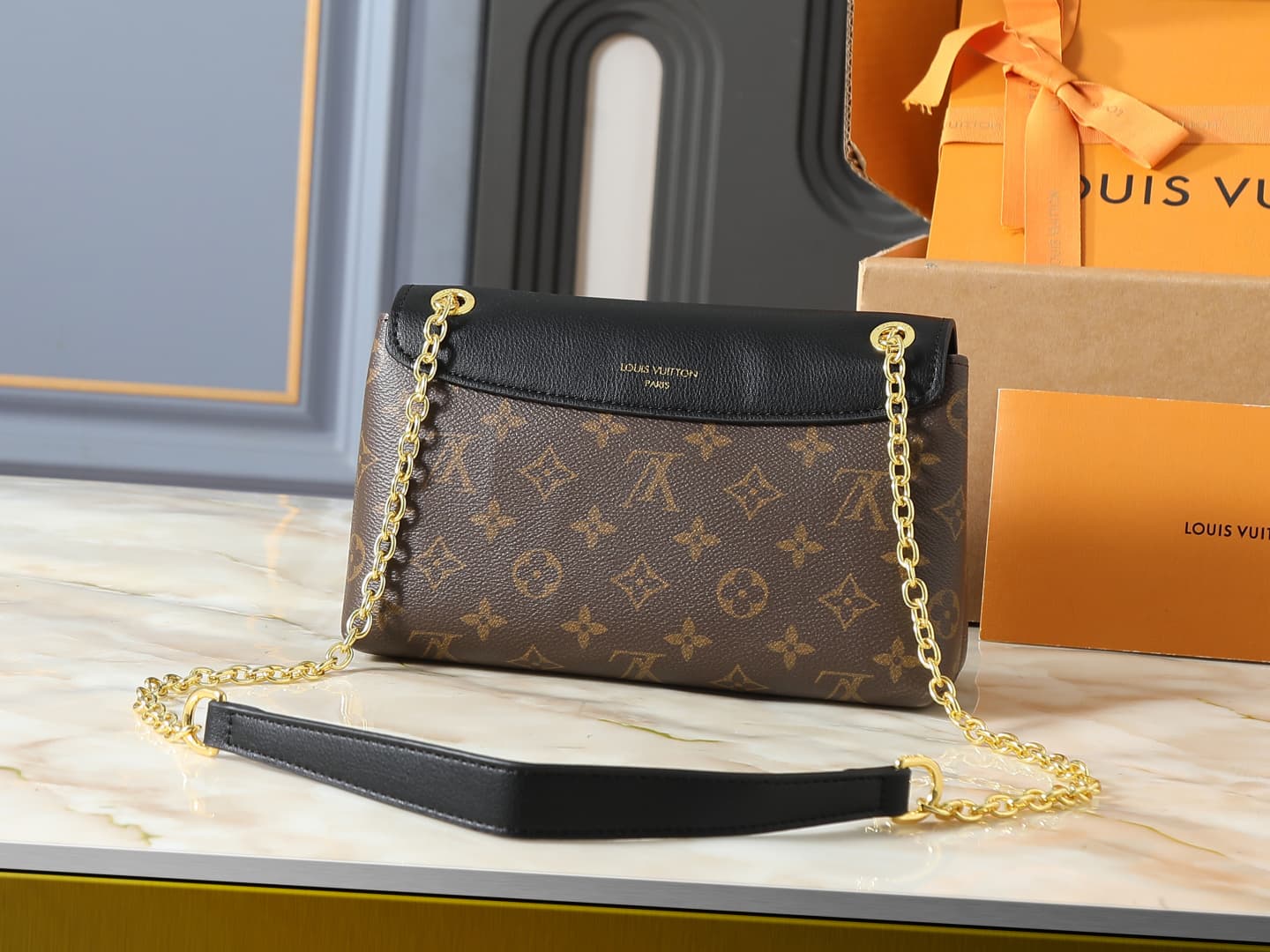 C5227 💰 Upgrade the original M28424, M28588, and M28587 models. This Madeleine BB handbag is inspired by the classic George bag model 2019. The new Madeleine handbag features shiny gold sliding chains; the canvas material combines solid black leather, wit — image 3