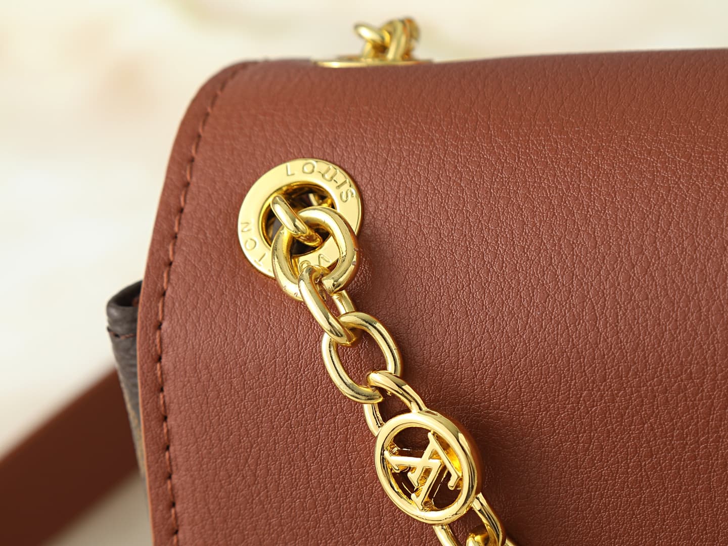 C5226 💰 Upgrade the original M28424, M28588, and M28587 models. This Madeleine BB handbag is inspired by the classic George bag model 2019. The new Madeleine handbag features shiny gold sliding chains; the patchwork canvas combines pure black leather, wit — image 6