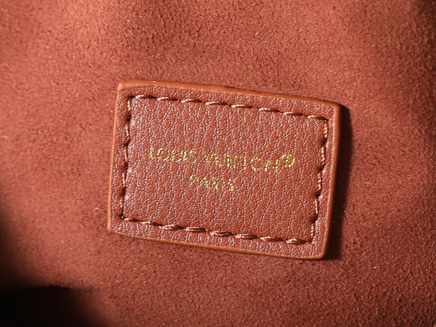 C5226 💰 Upgrade the original M28424, M28588, and M28587 models. This Madeleine BB handbag is inspired by the classic George bag model 2019. The new Madeleine handbag features shiny gold sliding chains; the patchwork canvas combines pure black leather, wit — image 8
