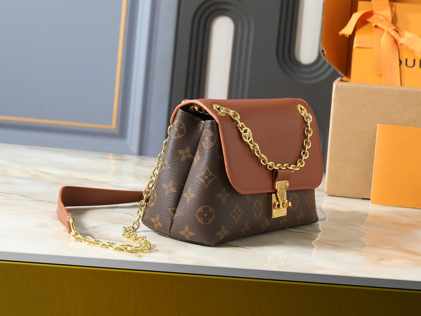 C5226 💰 Upgrade the original M28424, M28588, and M28587 models. This Madeleine BB handbag is inspired by the classic George bag model 2019. The new Madeleine handbag features shiny gold sliding chains; the patchwork canvas combines pure black leather, wit — image 2