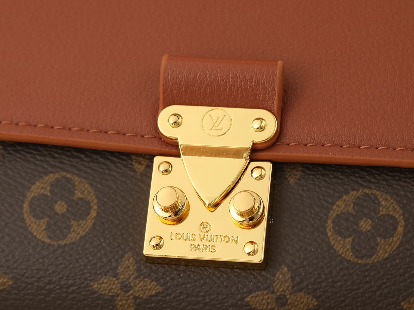 C5226 💰 Upgrade the original M28424, M28588, and M28587 models. This Madeleine BB handbag is inspired by the classic George bag model 2019. The new Madeleine handbag features shiny gold sliding chains; the patchwork canvas combines pure black leather, wit — image 5