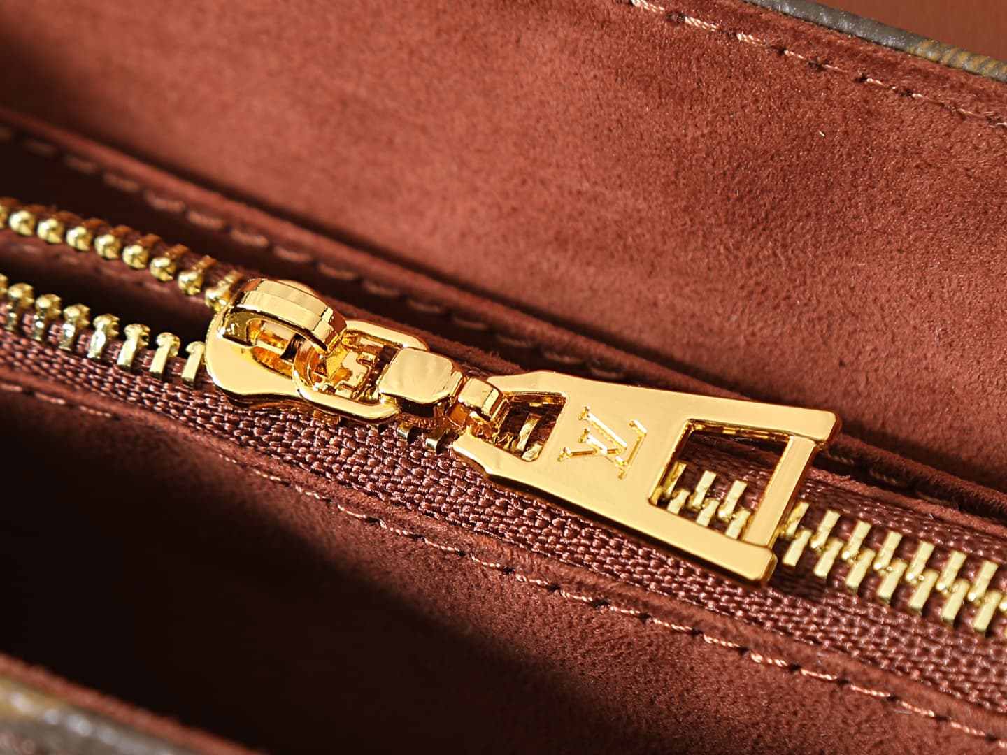 C5226 💰 Upgrade the original M28424, M28588, and M28587 models. This Madeleine BB handbag is inspired by the classic George bag model 2019. The new Madeleine handbag features shiny gold sliding chains; the patchwork canvas combines pure black leather, wit — image 7