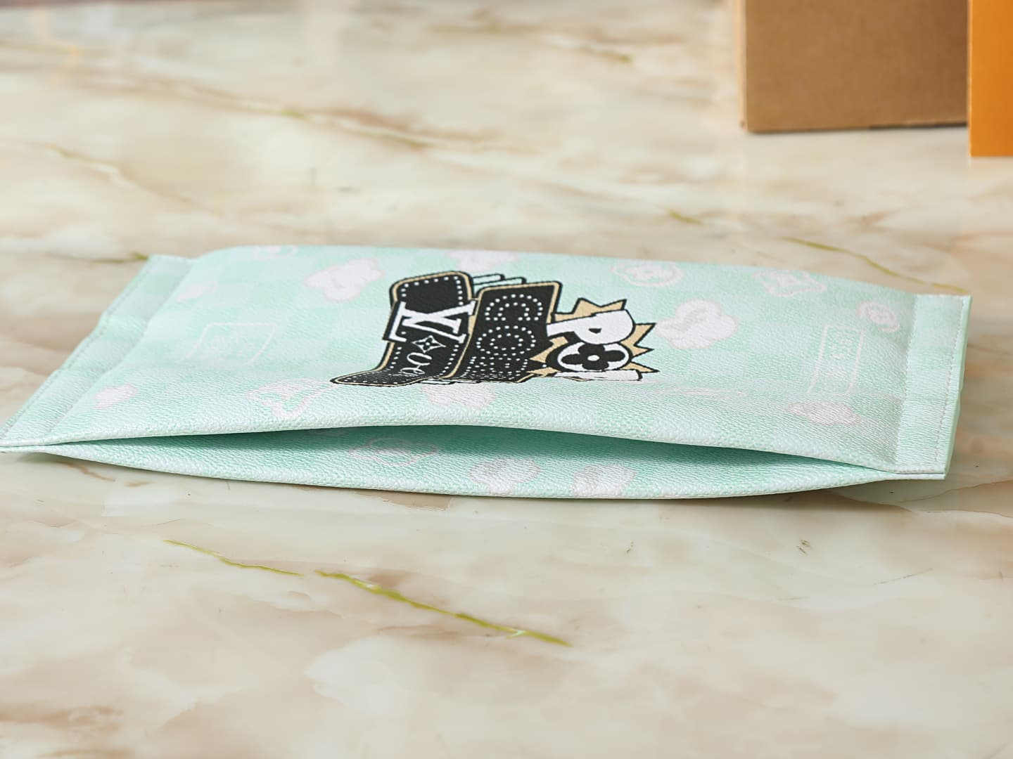 C5225 💰 Upgrade from the original M28174. This Pop Corn washing bag features a classic Damier check pattern on a cowhide body. The popcorn pattern and LV Lovers logo add extra flair, embodying the charm of movies and the romantic atmosphere of a movie nig — image 5