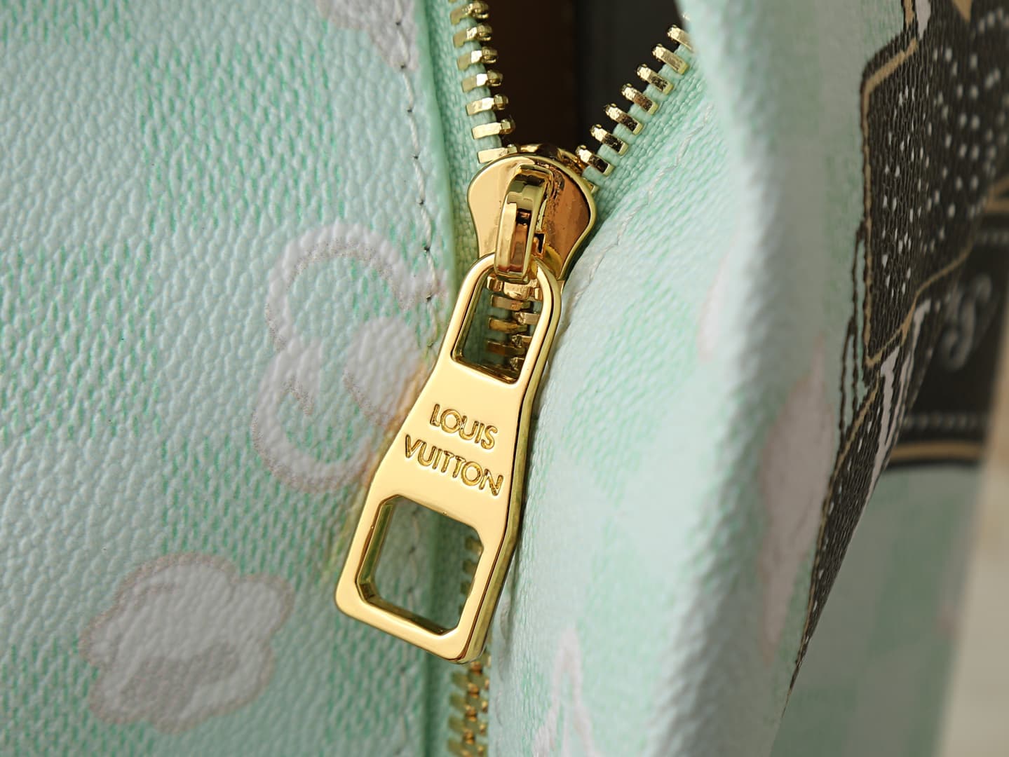 C5225 💰 Upgrade from the original M28174. This Pop Corn washing bag features a classic Damier check pattern on a cowhide body. The popcorn pattern and LV Lovers logo add extra flair, embodying the charm of movies and the romantic atmosphere of a movie nig — image 7