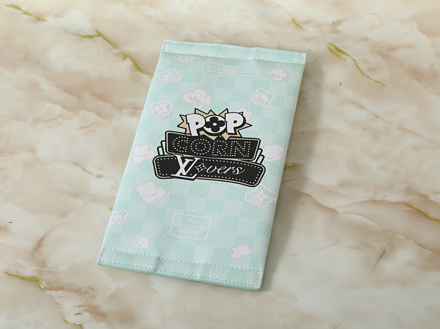 C5225 💰 Upgrade from the original M28174. This Pop Corn washing bag features a classic Damier check pattern on a cowhide body. The popcorn pattern and LV Lovers logo add extra flair, embodying the charm of movies and the romantic atmosphere of a movie nig — image 4