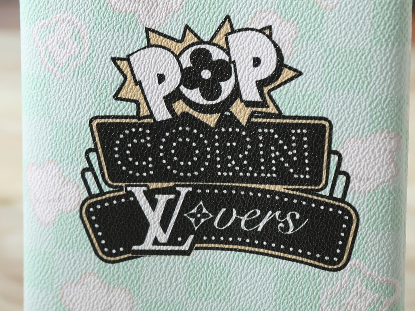 C5225 💰 Upgrade from the original M28174. This Pop Corn washing bag features a classic Damier check pattern on a cowhide body. The popcorn pattern and LV Lovers logo add extra flair, embodying the charm of movies and the romantic atmosphere of a movie nig — image 6