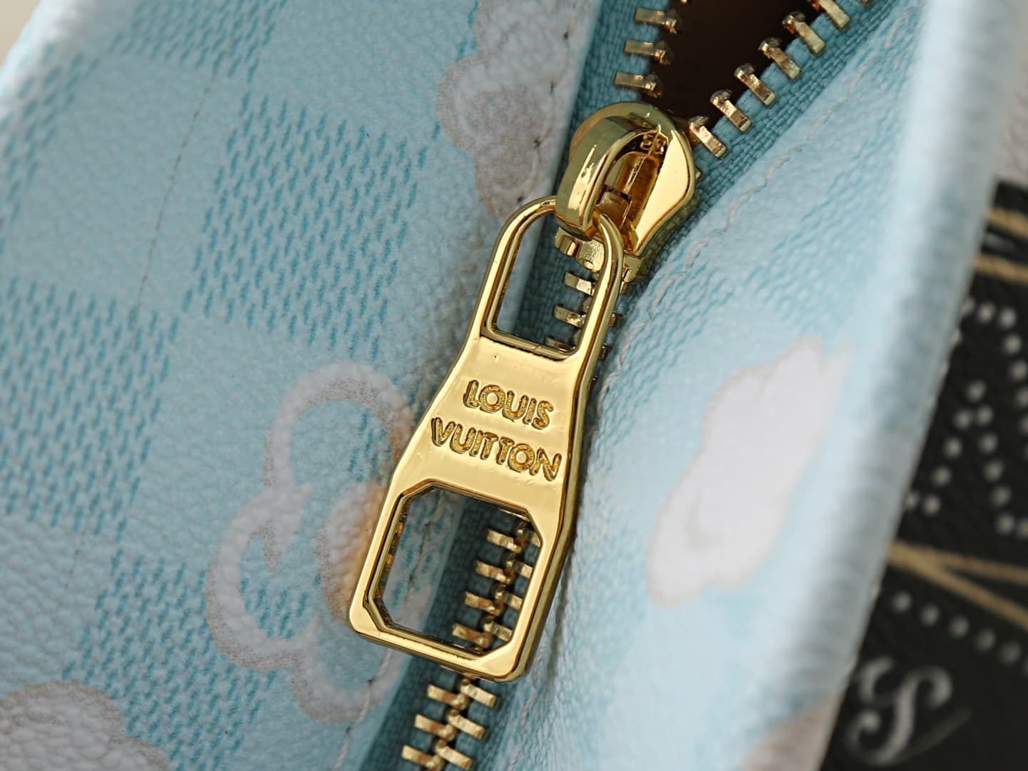 C5224 💰 Upgrade from the original M28174. This Pop Corn washing bag features a classic Damier check pattern on a leather body. The popcorn design and LV Lovers logo add extra charm, bringing out the elegance of movies and the romantic atmosphere of a movi — image 7